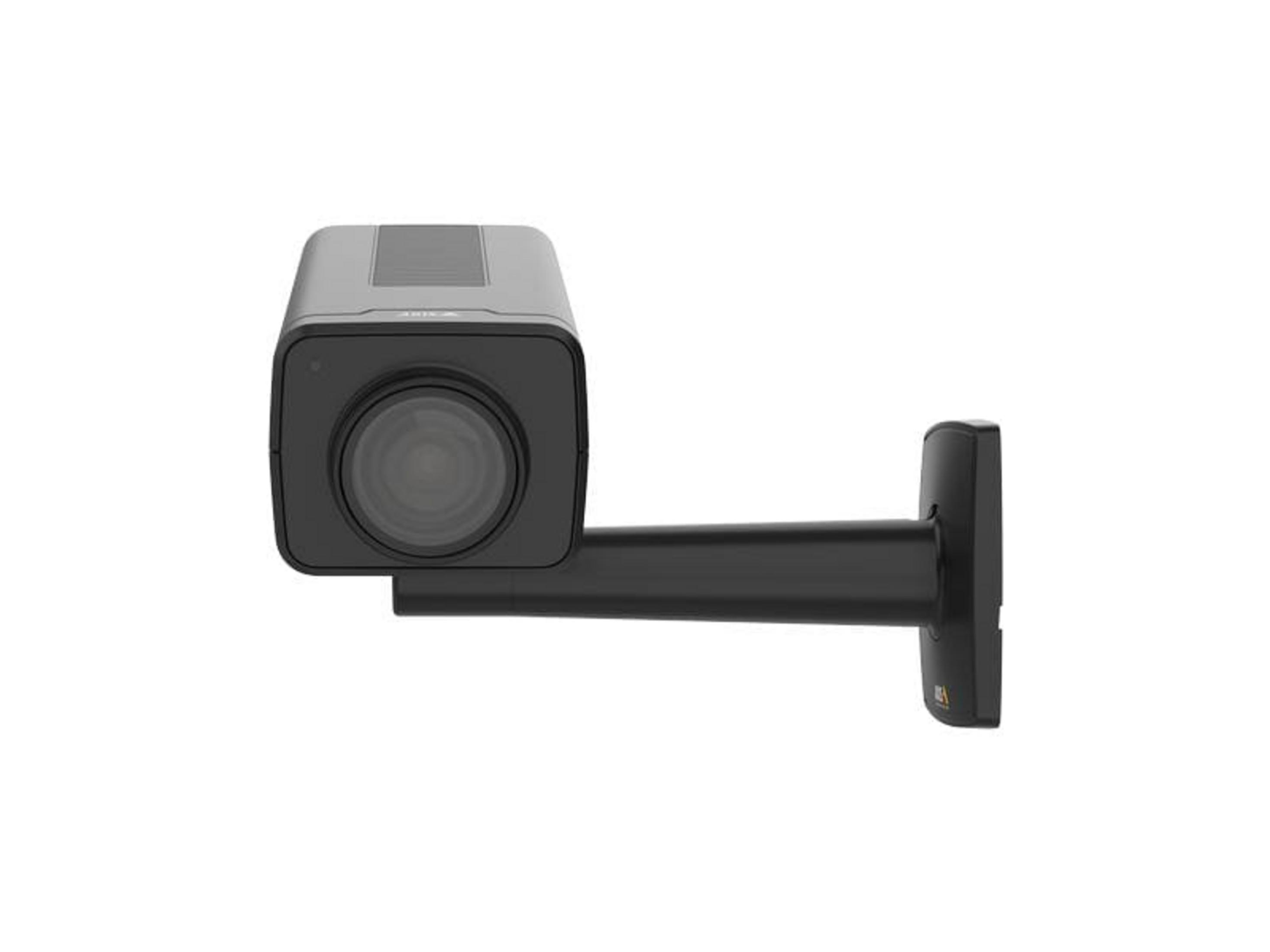 Czarna kamera bezpieczeństwa z obiektywem i uchwytem ściennym na białym tle.