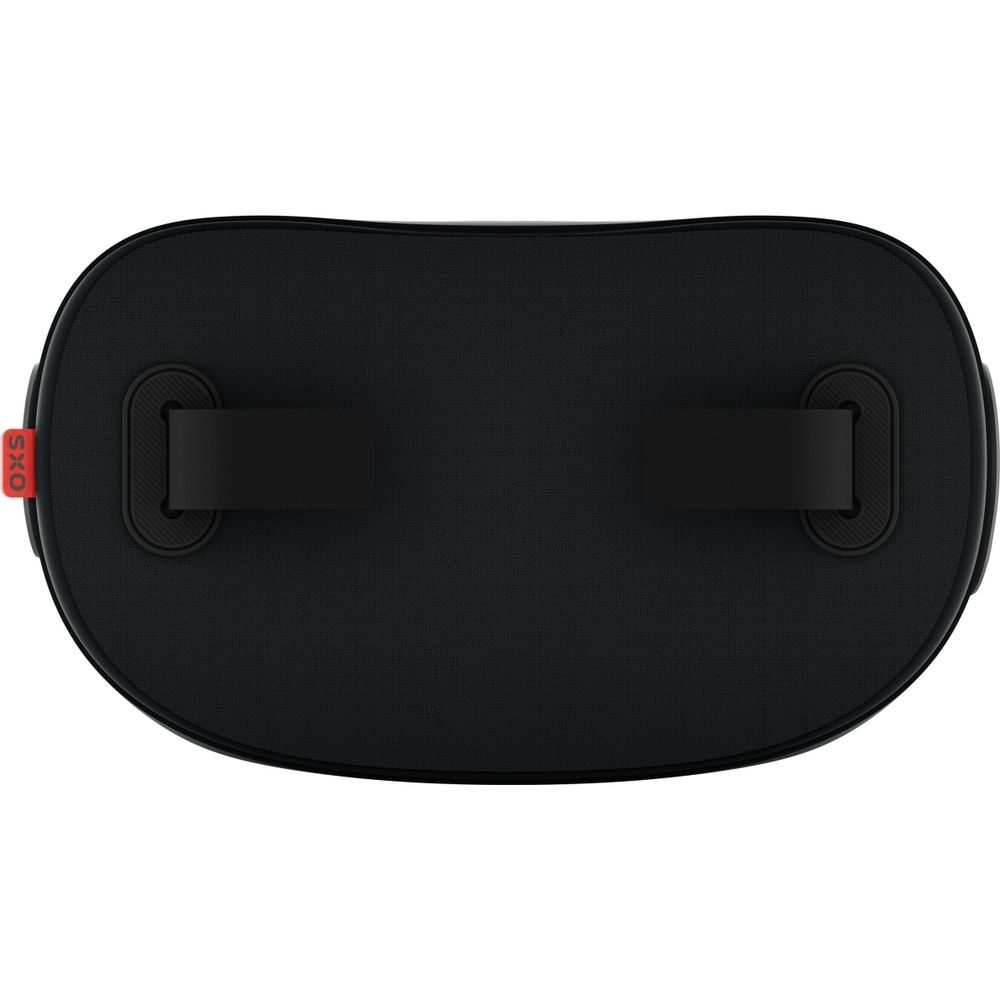 Schwarze VR-Brille mit verstellbarem Kopfgurt, mit rotem OXS-Logo links.