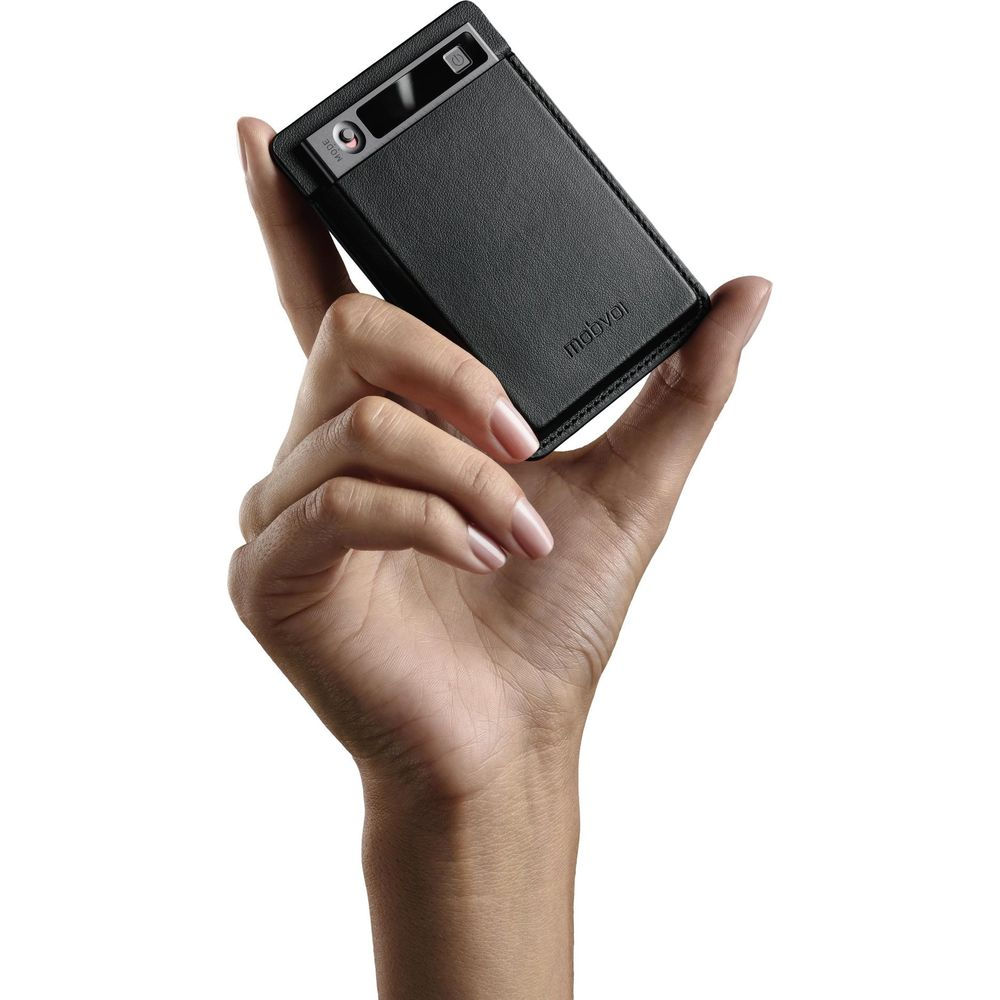 Eine Hand hält ein schwarzes Leder-Smartphone-Etui mit einer Kameraöffnung.