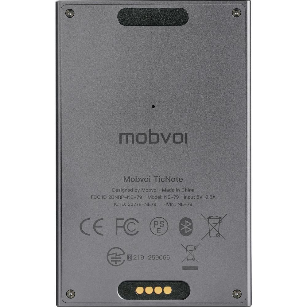 Rückseite eines grauen Mobvoi TicNote mit CE, FCC, PS E, Bluetooth und Entsorgungssymbolen.