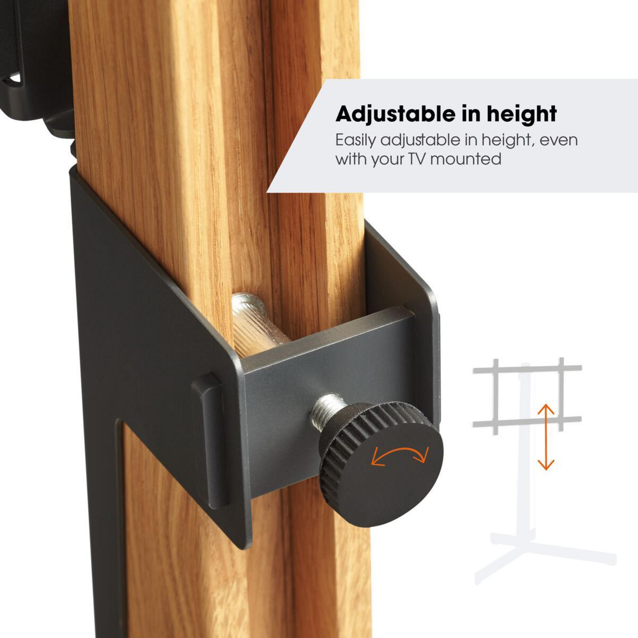 Czarny pokrętło ze strzałkami do regulacji wysokości na drewnianym słupku.