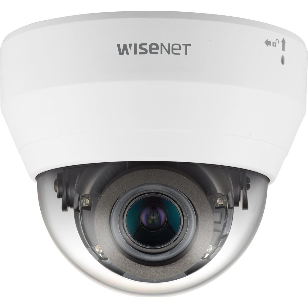 Biała kamera kopułkowa z logo Wisenet i obiektywem.