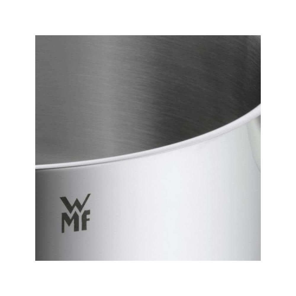 WMF logolu, cilalı metal yüzeyli tencerenin yakın çekimi.