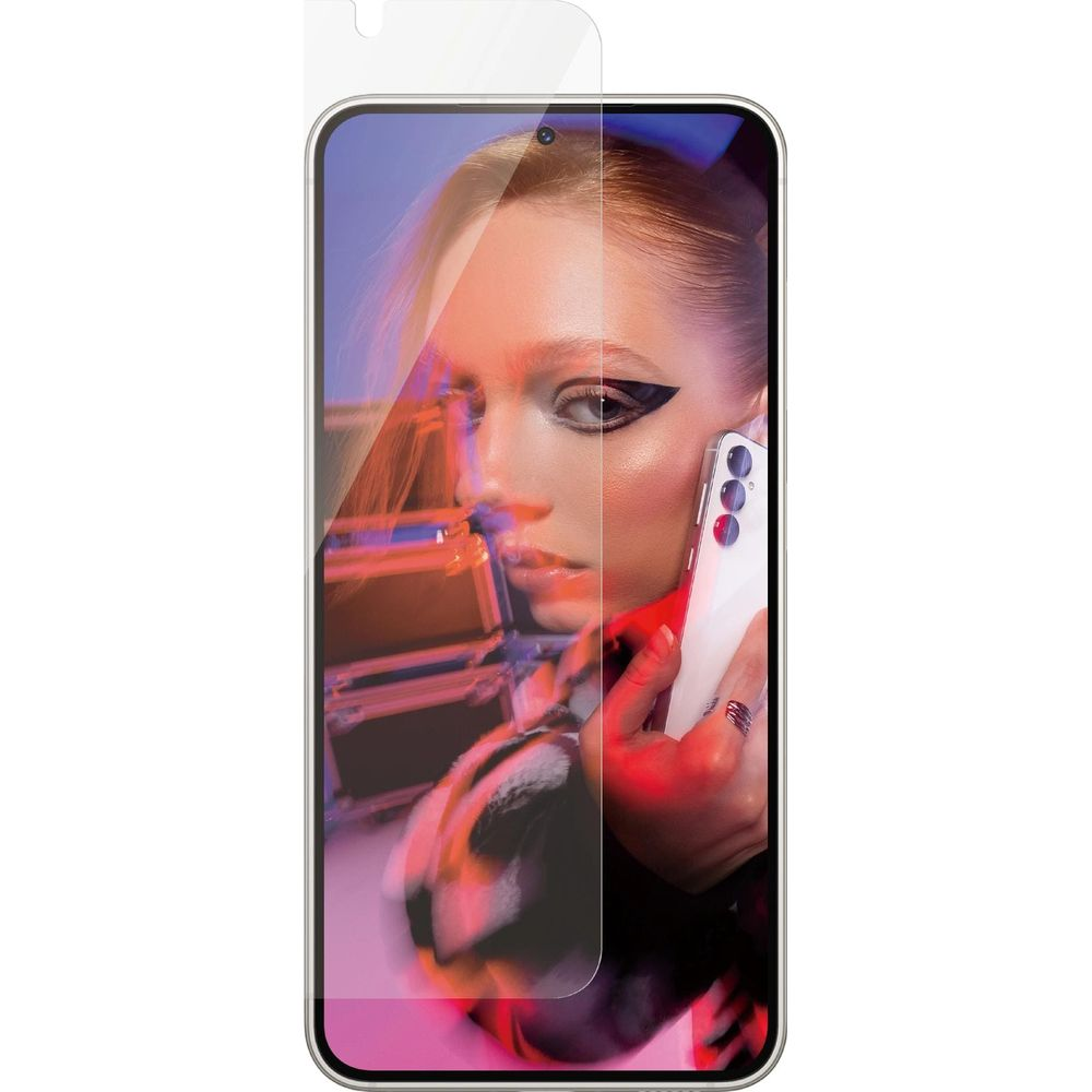 Kobieta z dramatycznym makijażem trzyma biały telefon na tle świateł.