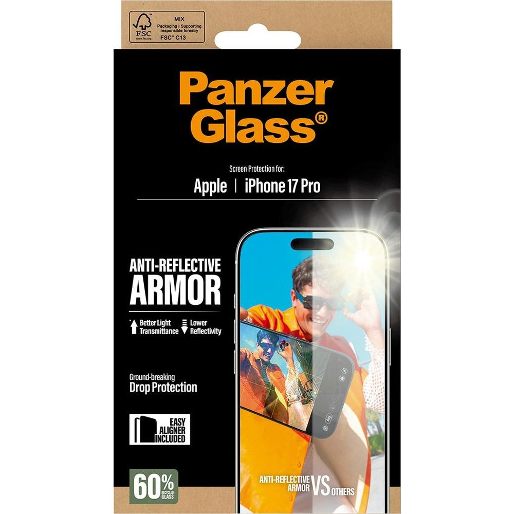 Panzer Glass iPhone 17 Pro ekran koruyucu ambalajı, arkada bir adam var.