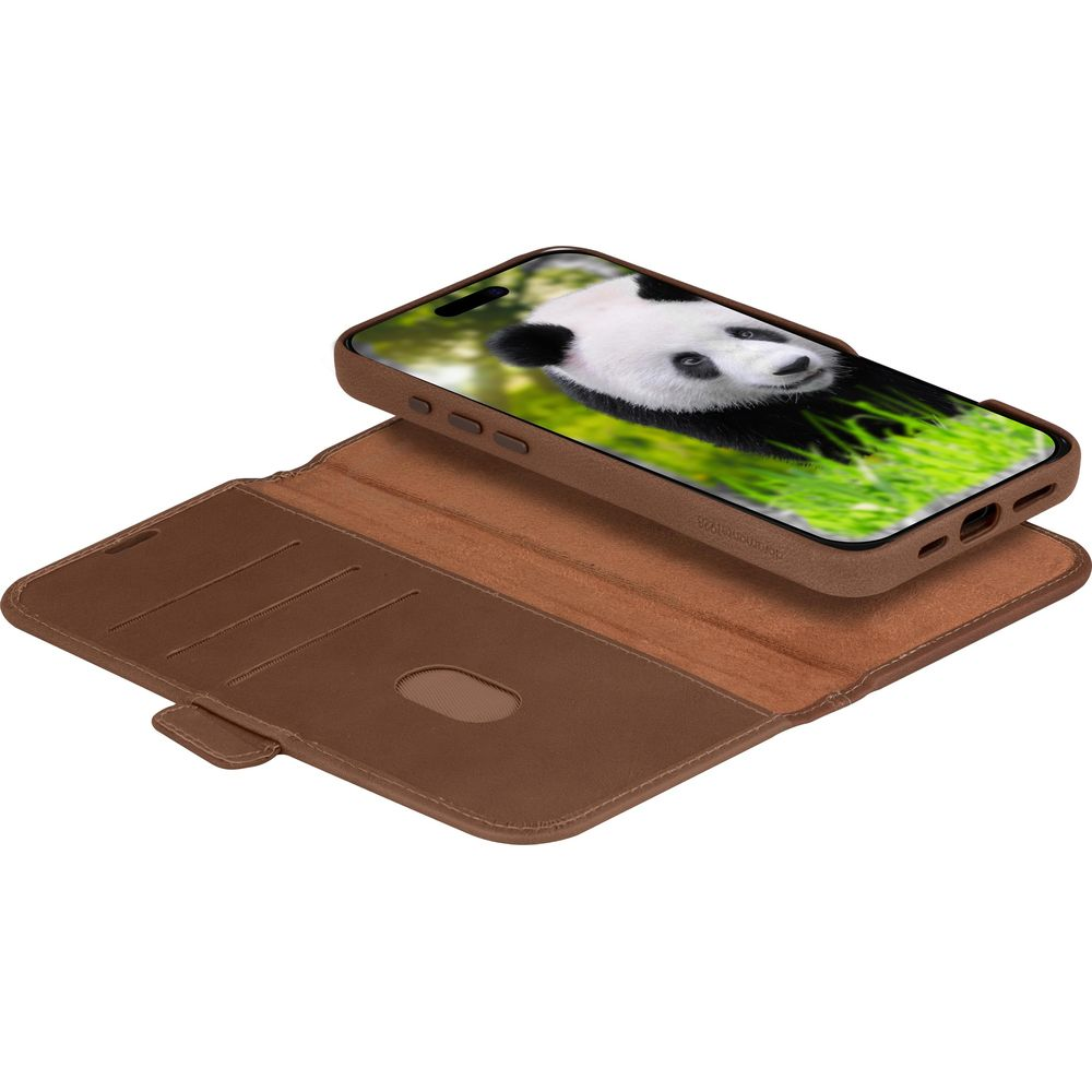 Una custodia a libro marrone con un panda sullo schermo.