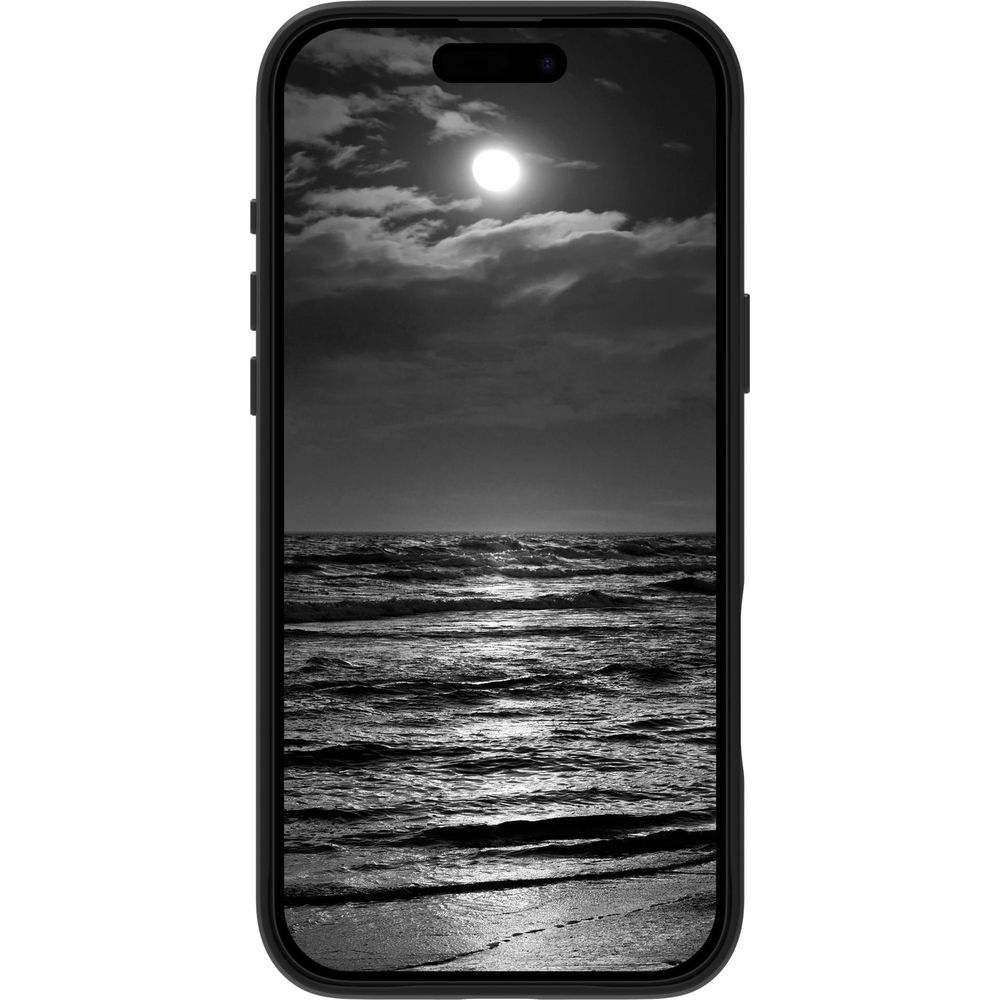 Chiaro di luna su un mare e una spiaggia tempestosi.