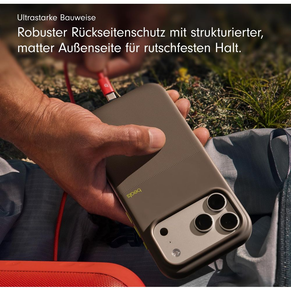 Dłoń trzymająca etui na telefon z podłączeniem kabla, na zewnątrz.