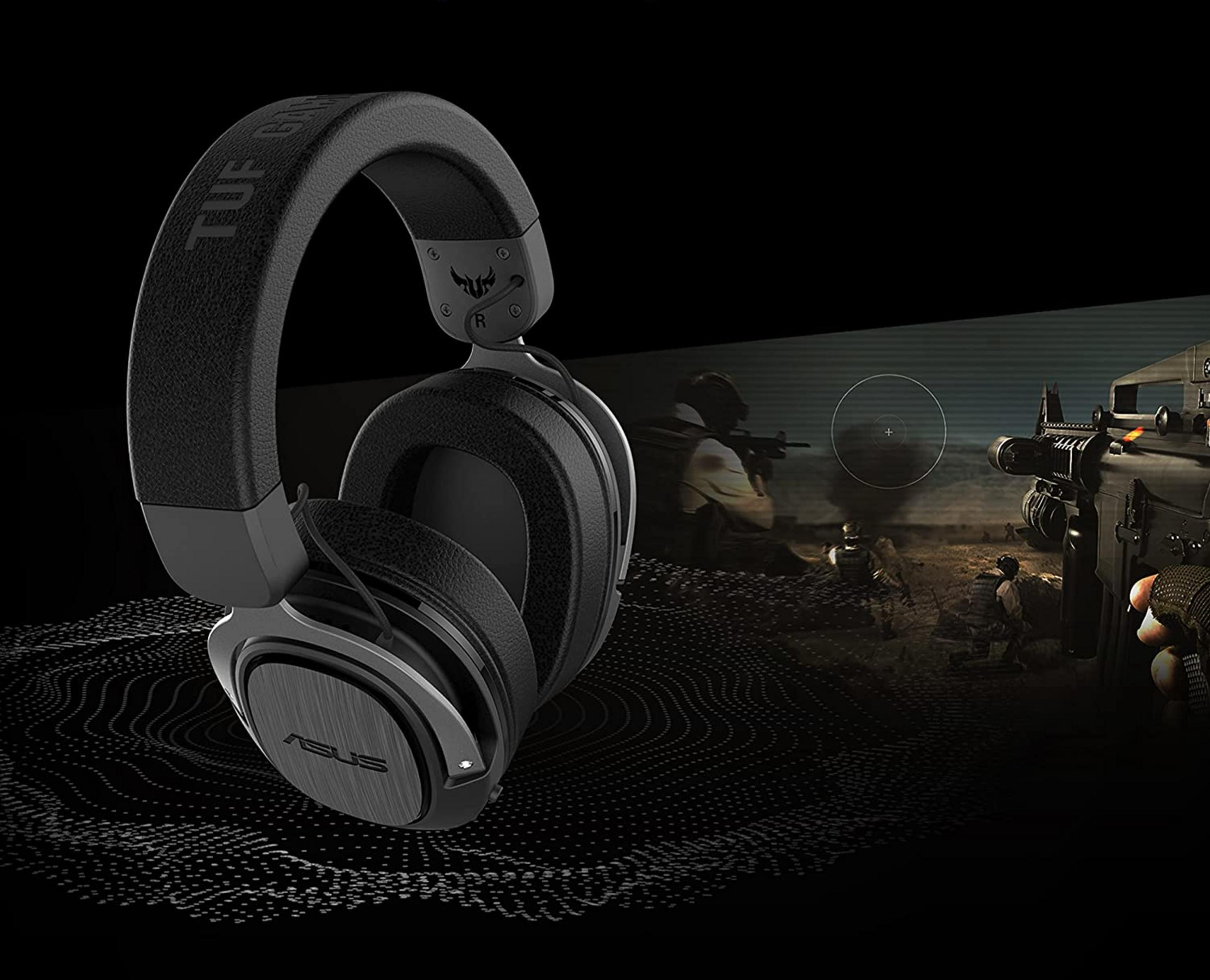 Auriculares negros en primer plano; soldados en un juego al fondo.