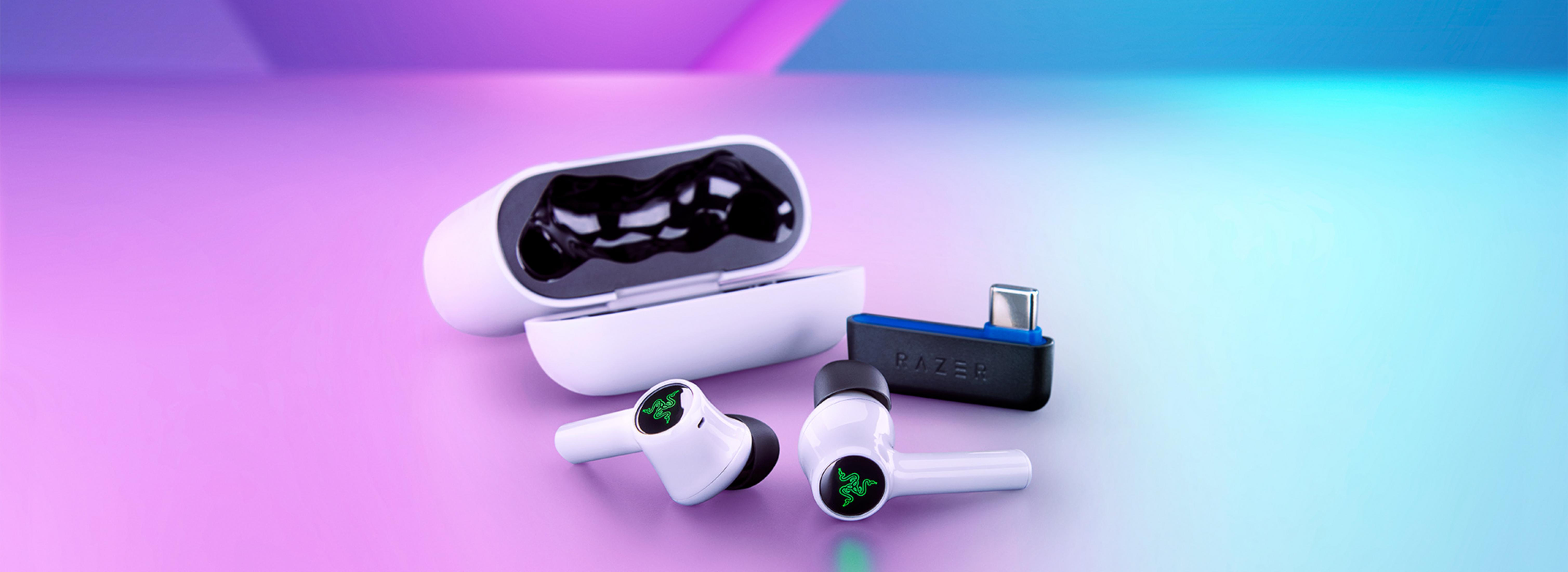 Witte draadloze oordopjes met Razer-logo, oplaadcase en USB-C-dongle.