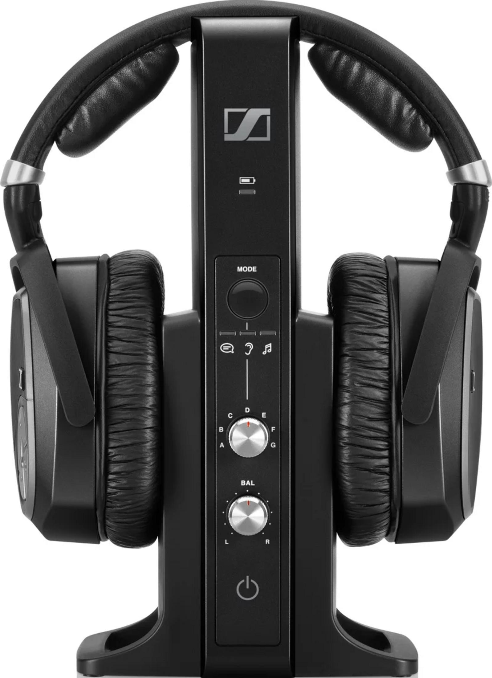 Auriculares negros sobre un soporte negro con controles.