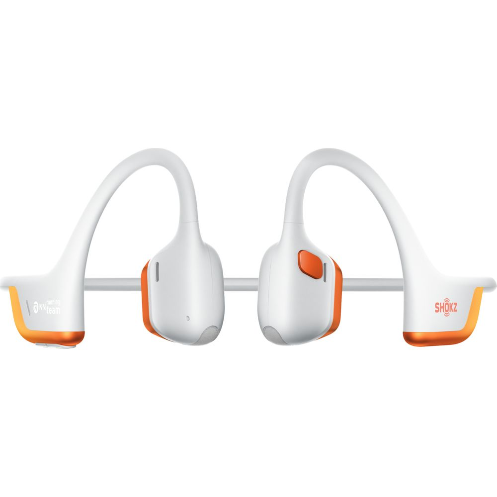 Białe i pomarańczowe słuchawki Shokz przewodnictwa kostnego na białym tle.