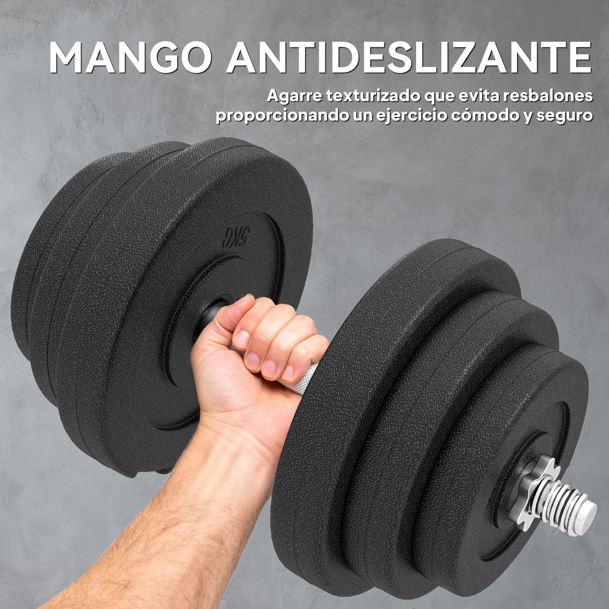Una mano sujeta una pesa negra con mango texturizado sobre fondo gris.