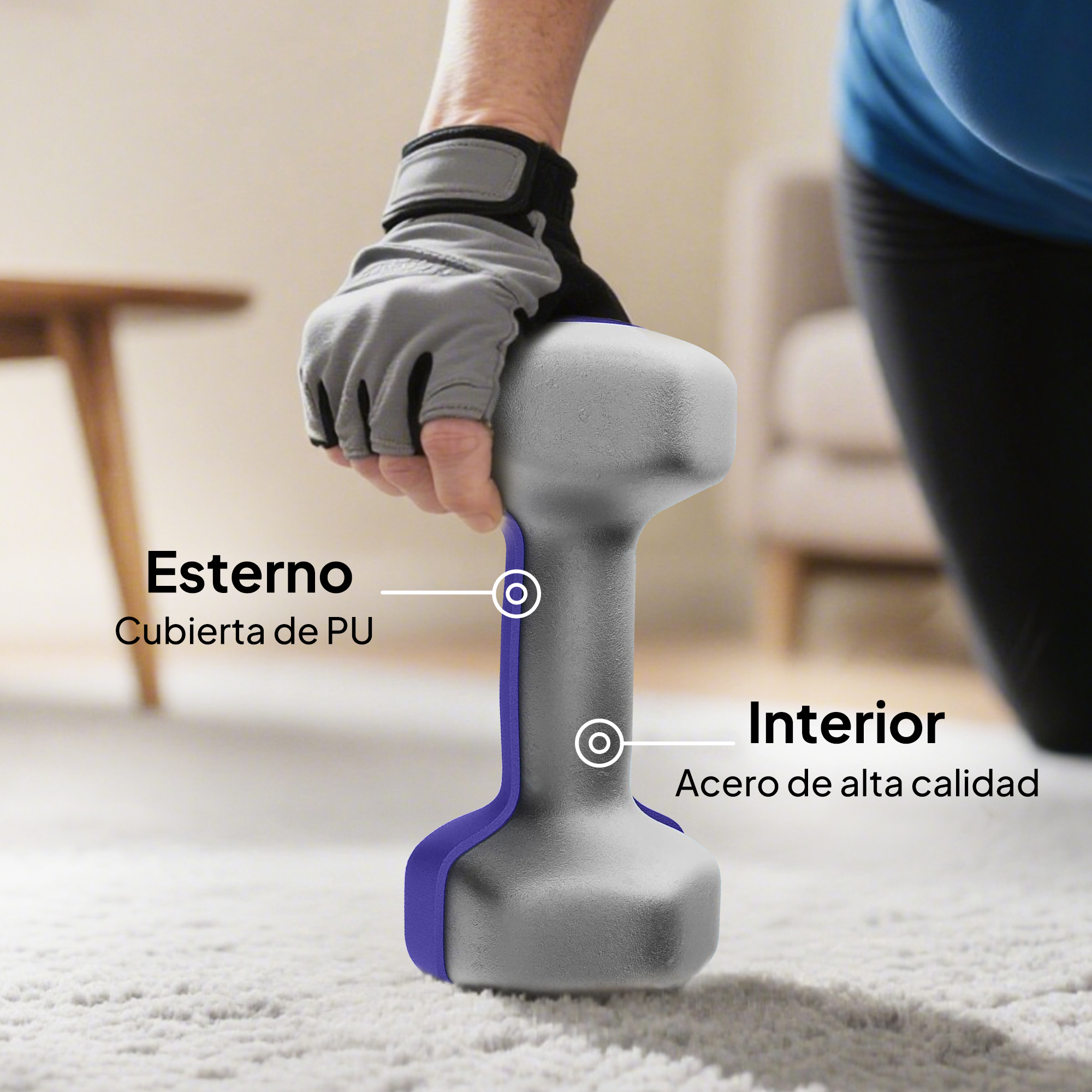 Una mano con guante sostiene una pesa con cubierta de PU gris y detalles morados.