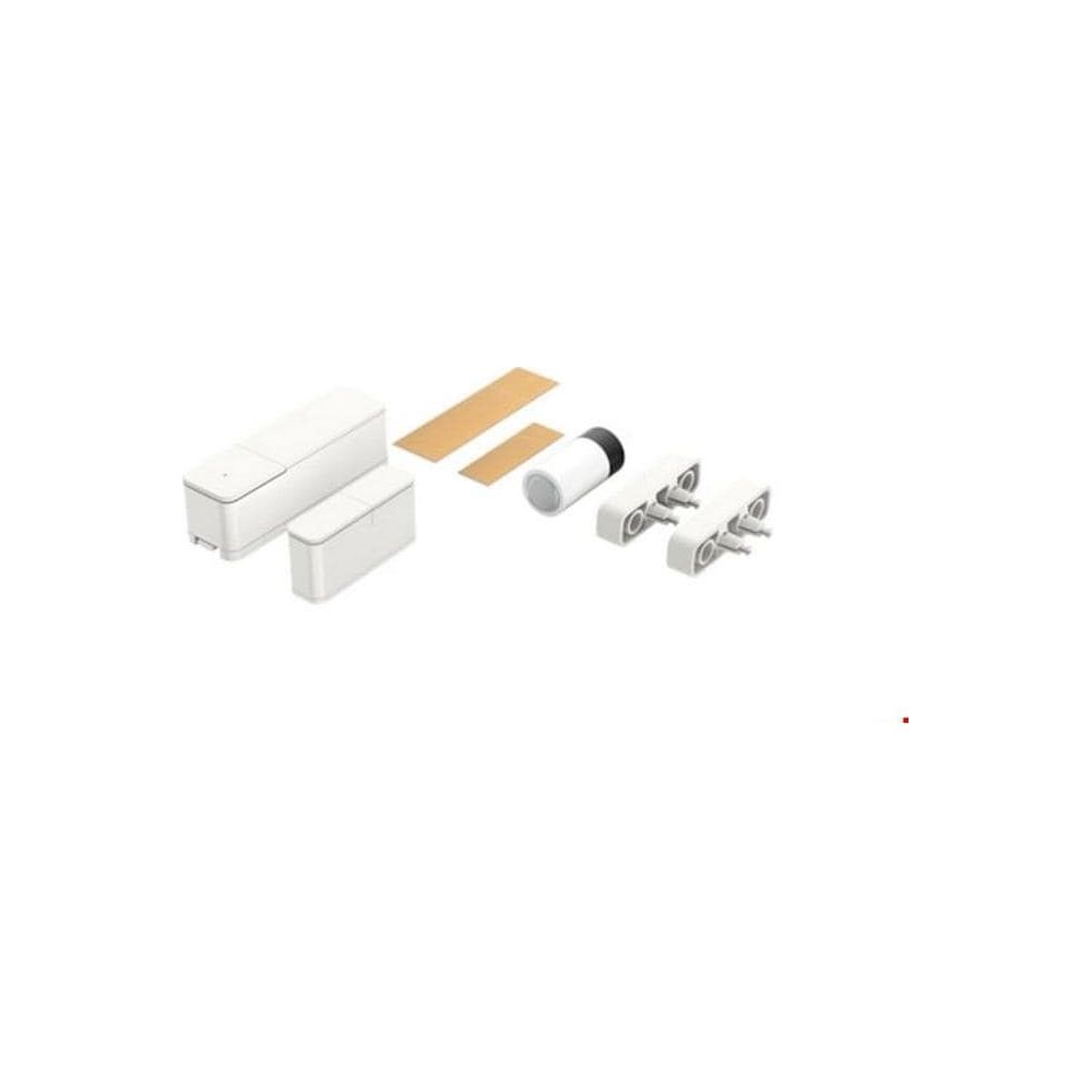 Białe pisaki, paski taśmy i dwa białe uchwyty montażowe na białym tle.