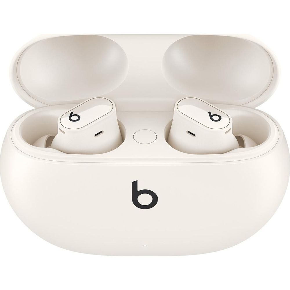 Białe słuchawki bezprzewodowe w otwartym etui ładującym z czarnym logo Beats.