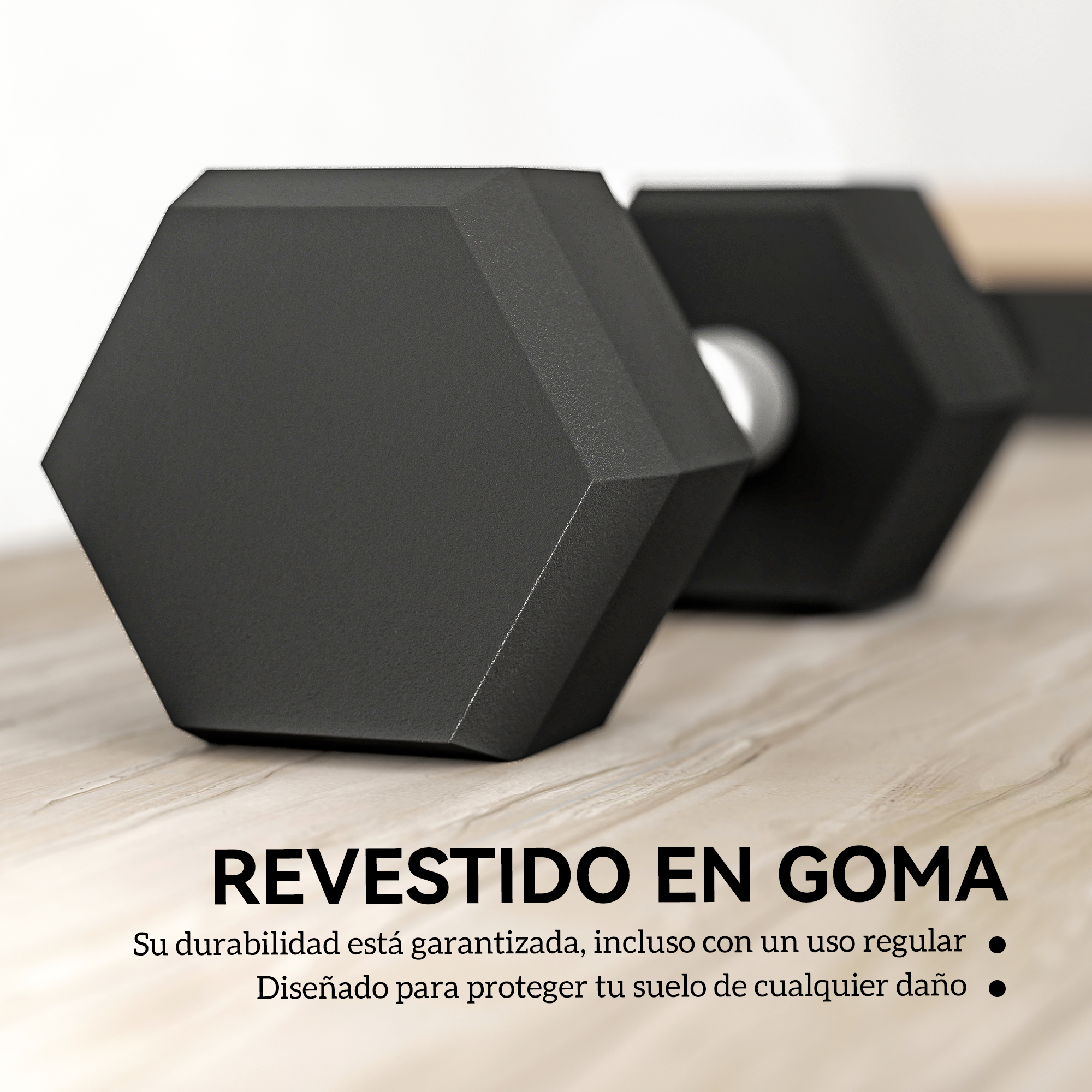 Mancuerna hexagonal negra sobre una superficie de madera.