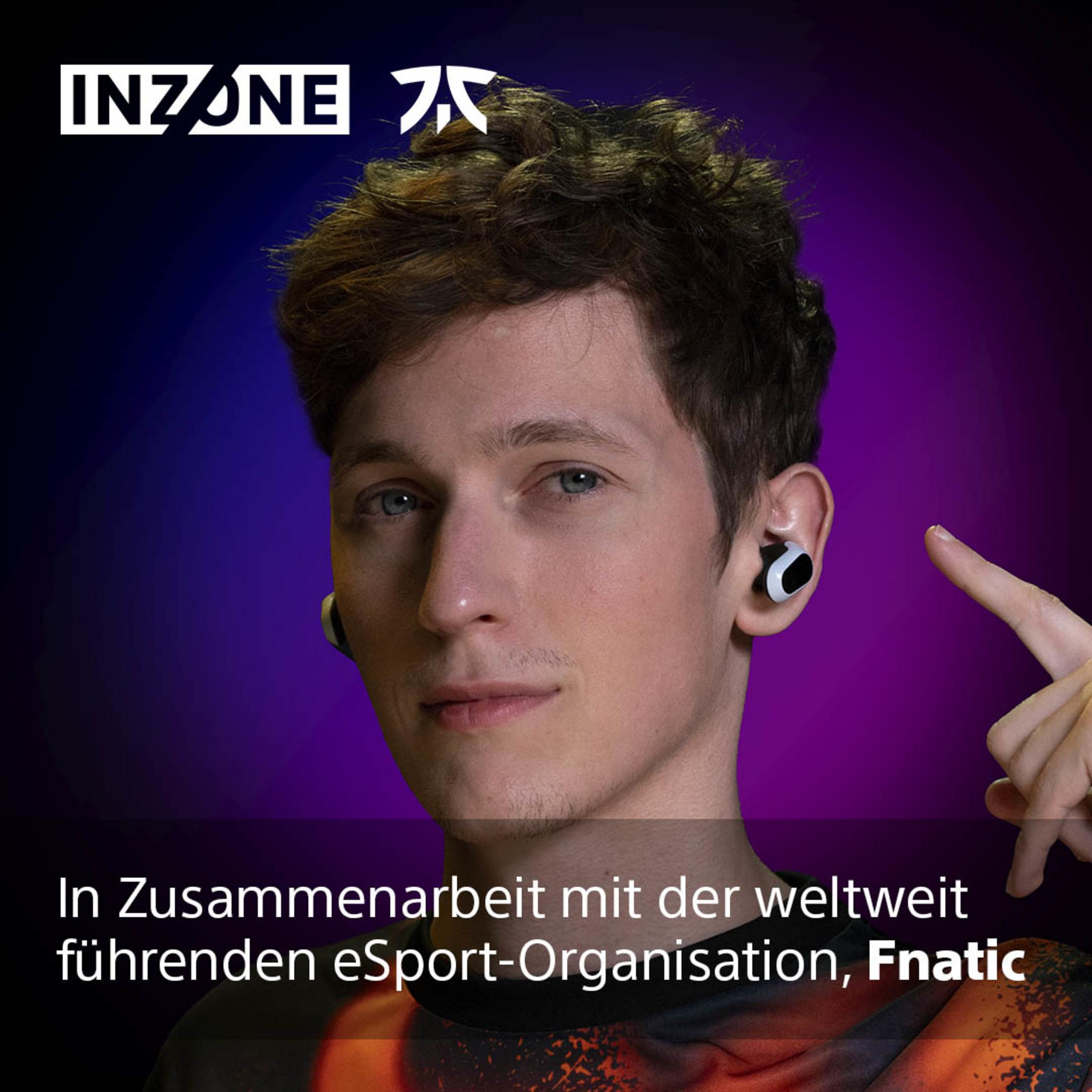 Mann mit Kopfhörern vor lila Hintergrund, mit Logos.