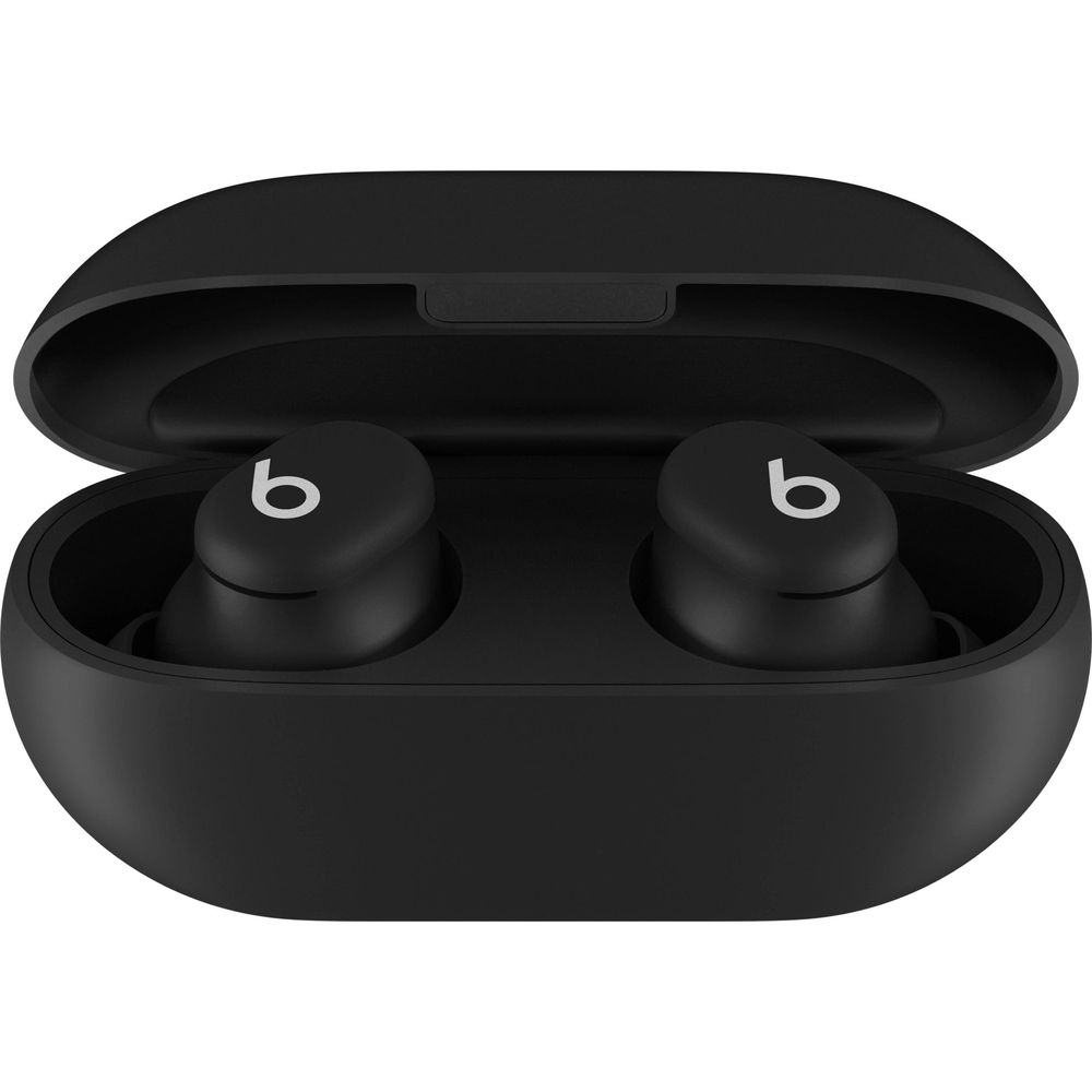 Czarne słuchawki bezprzewodowe w otwartym etui ładującym. Logo Beats jest widoczne na obu.