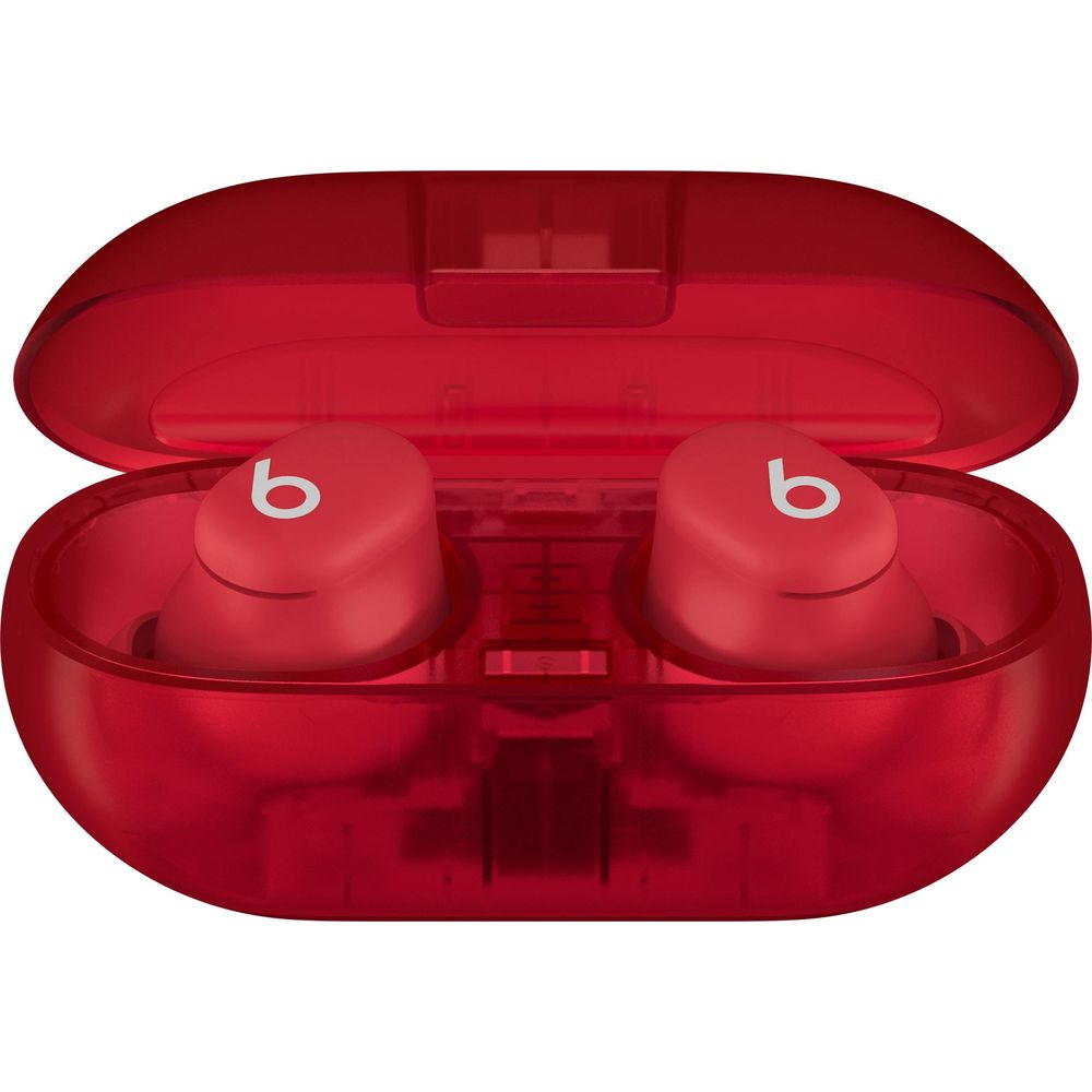 Czerwone słuchawki bezprzewodowe w otwartym etui ładującym, logo Beats.