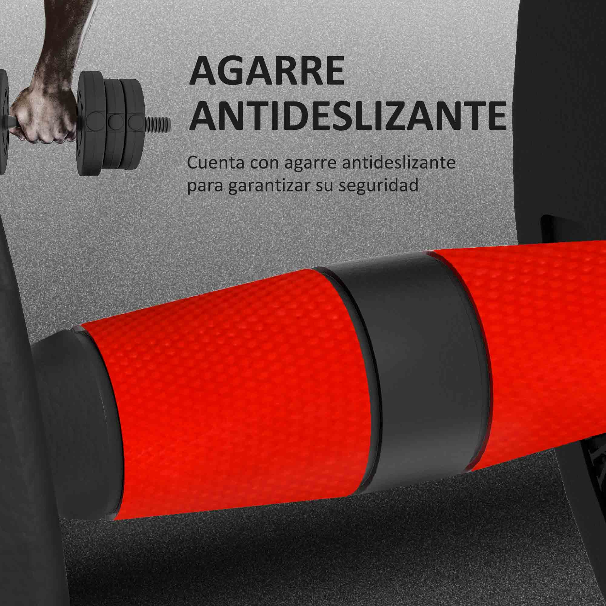 Mano sujetando pesa con agarres rojos y negros sobre fondo gris.