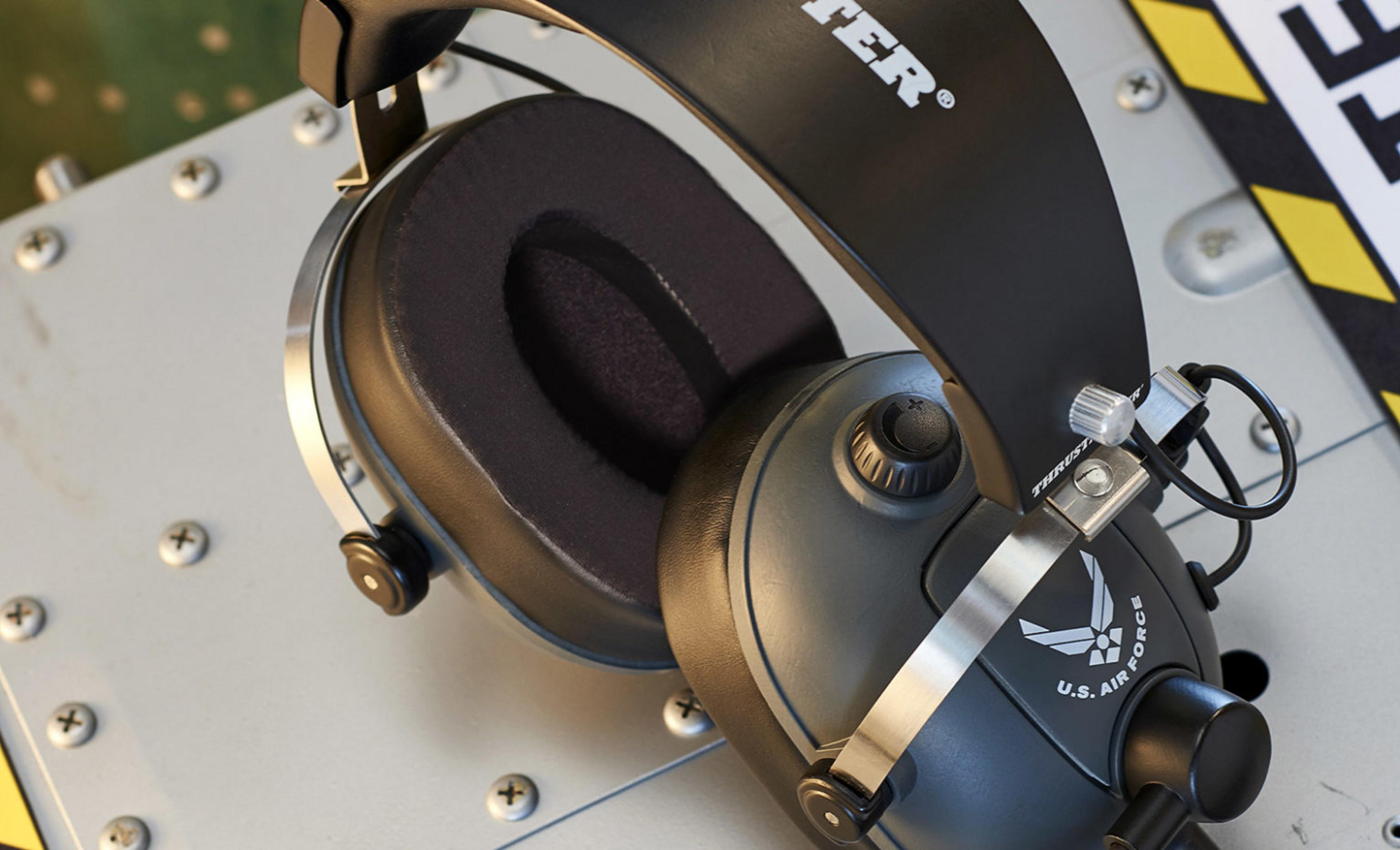 Czarne słuchawki z logo Sił Powietrznych USA na metalowej powierzchni.
