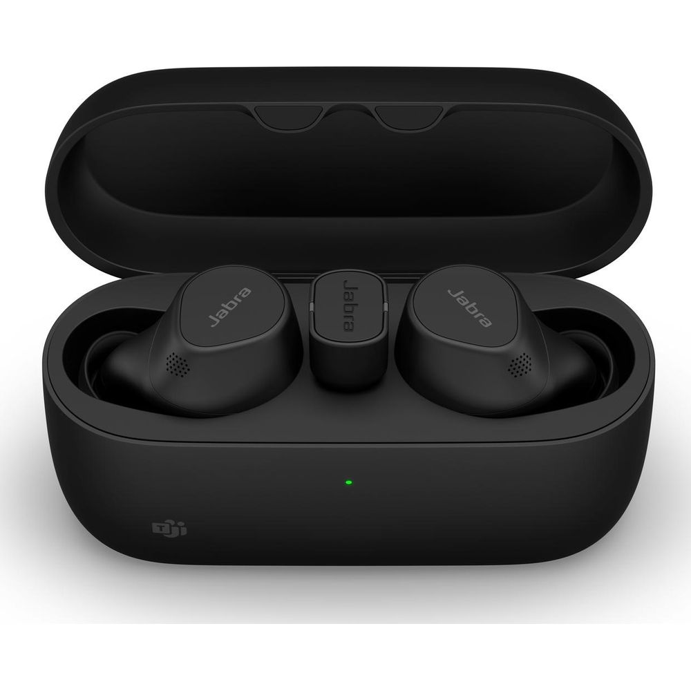 Czarne słuchawki Jabra w otwartym etui ładującym, z zielonym światłem.