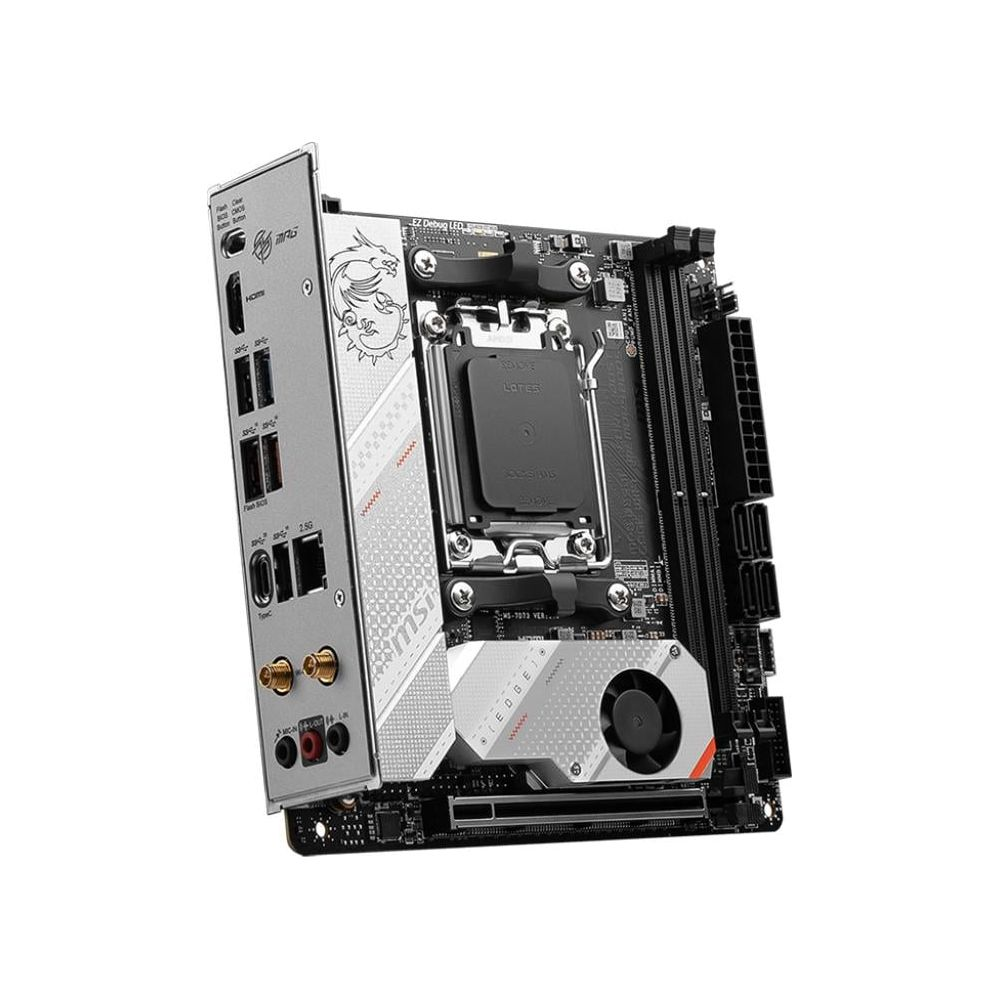 Płyta główna Mini-ITX ze srebrnymi i czarnymi komponentami, gniazdem procesora, wentylatorem i portami.