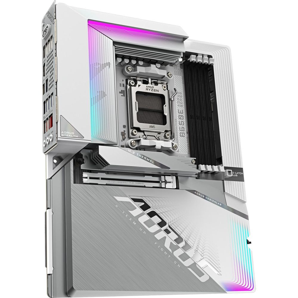 Biała płyta główna Aorus z gniazdem procesora AMD Ryzen i podświetleniem RGB.
