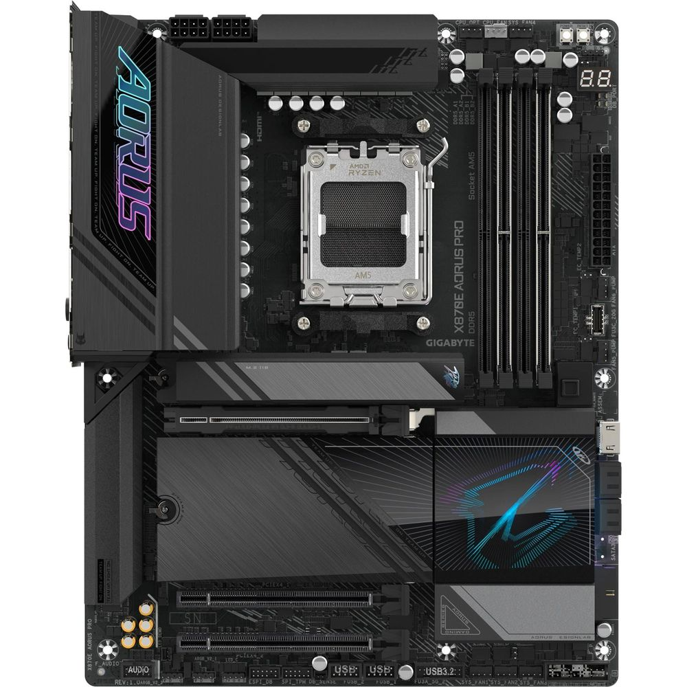 Płyta główna Aorus X870E z gniazdem AM5, slotami DDR5 i oświetleniem RGB.
