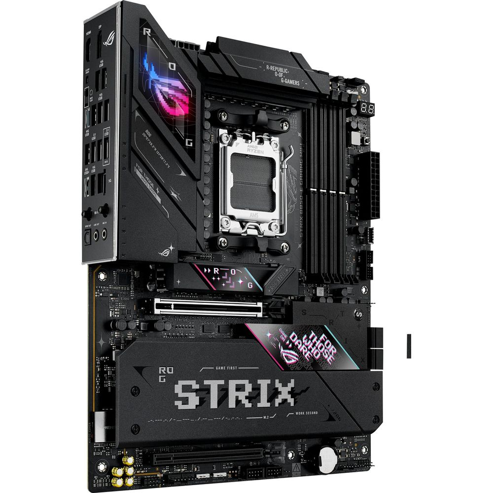 Płyta główna gamingowa ASUS ROG Strix z gniazdem AM5, slotami RAM i portami.