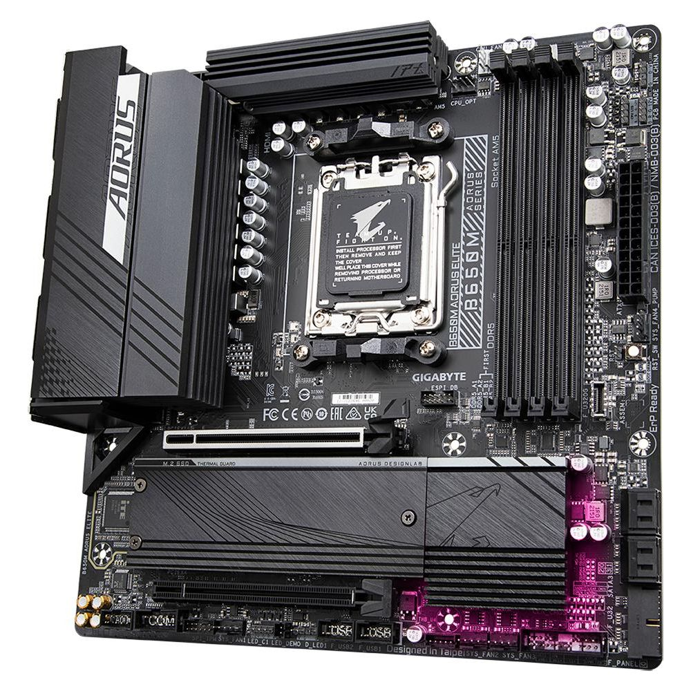 Czarna płyta główna z radiatorami i logo AORUS. Gniazdo CPU pośrodku.