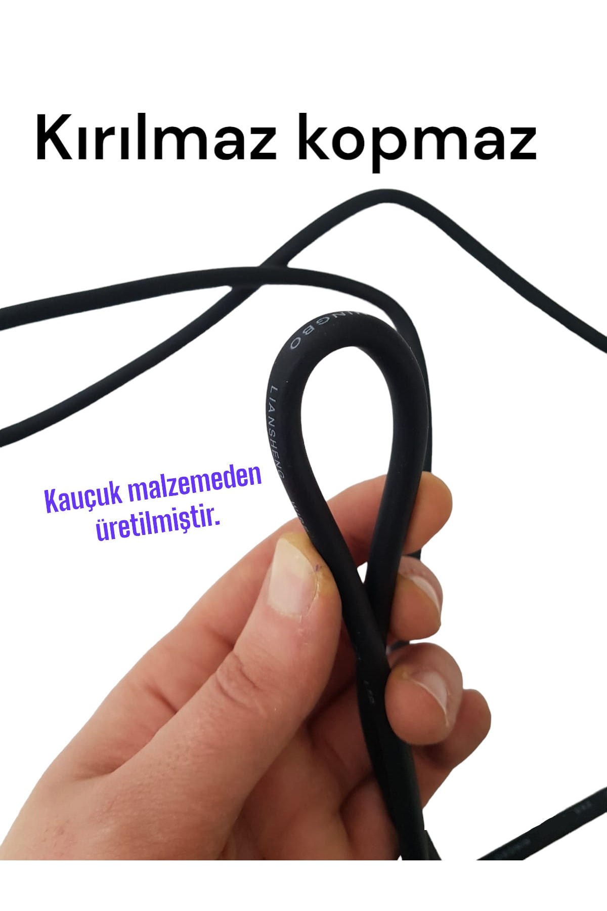 Bir el, siyah, esnek bir kablo büküyor. Görüntüde metin var.