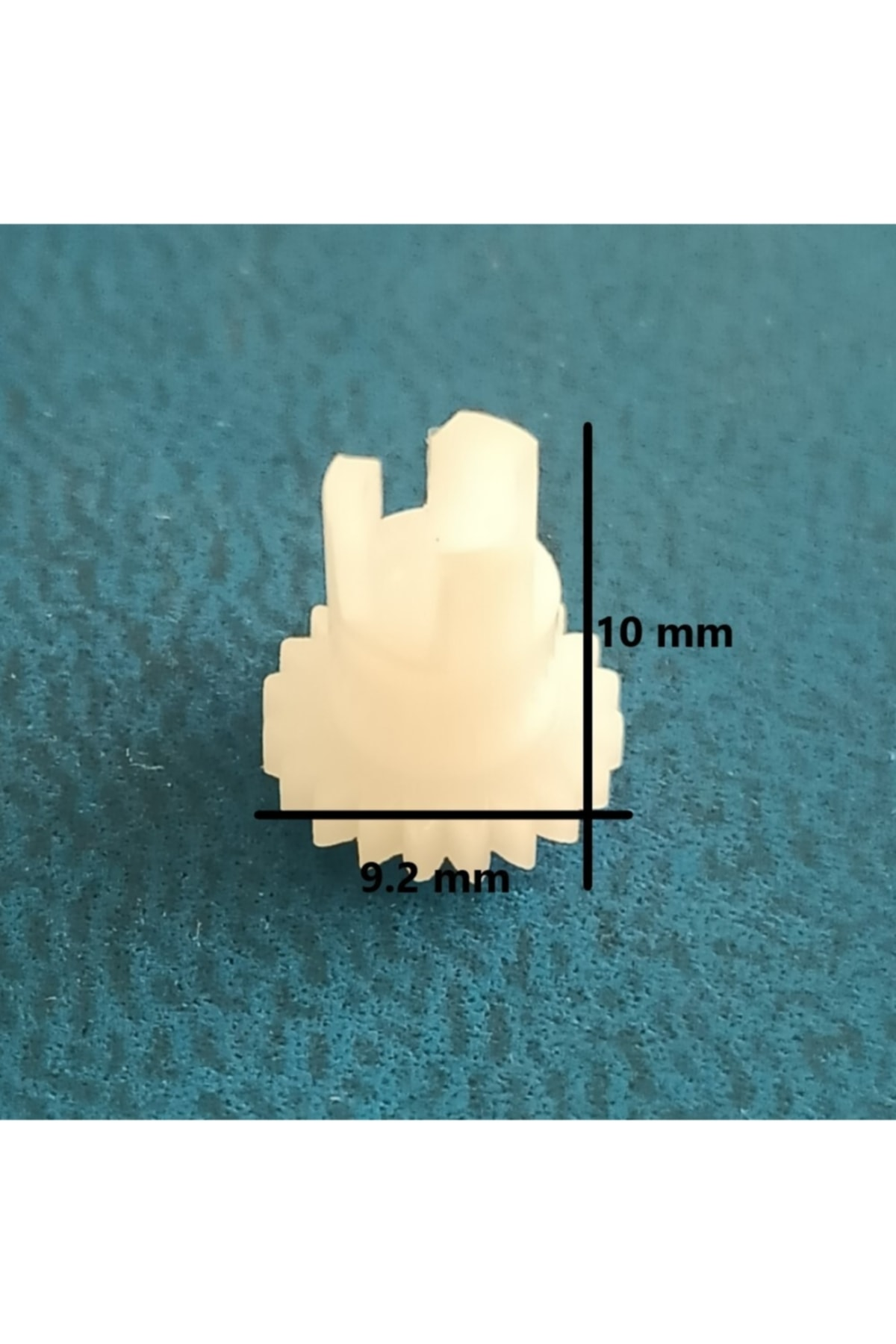 9,2 mm genişliğinde ve 10 mm yüksekliğinde beyaz bir dişli.
