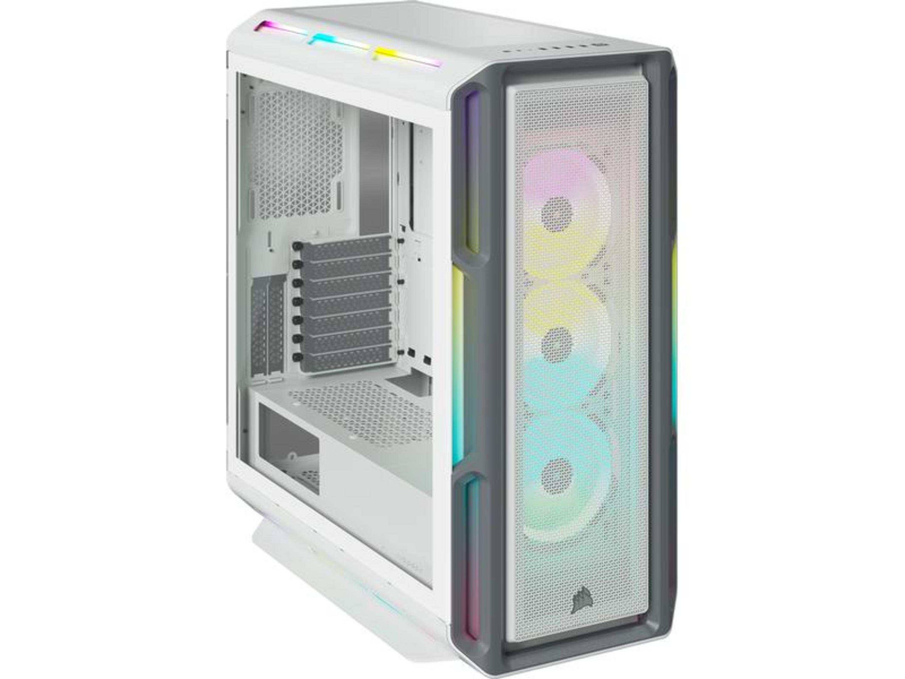 Biała obudowa komputera z wentylatorami i oświetleniem RGB.