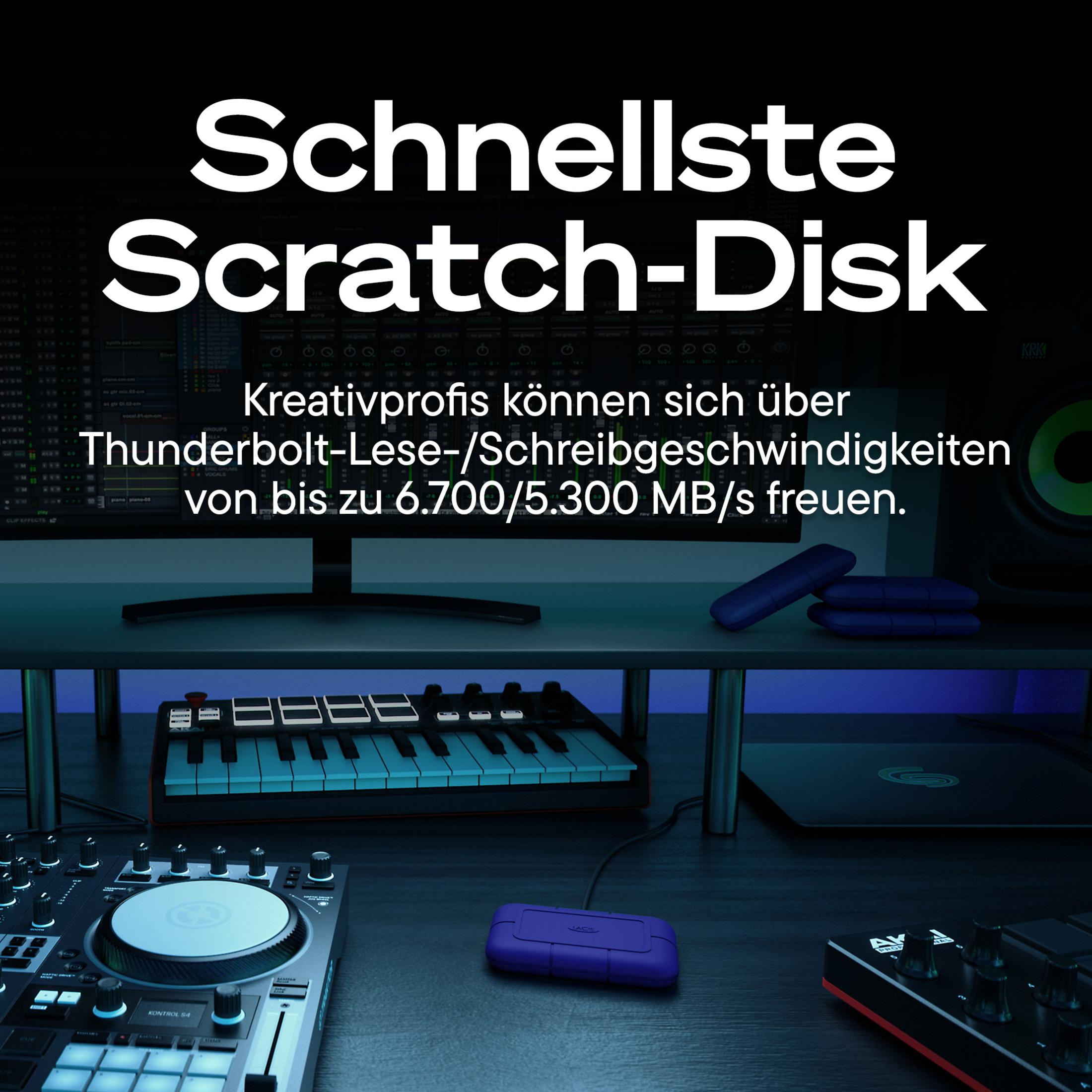 Biurko ze sprzętem muzycznym, monitorami i dyskami twardymi.