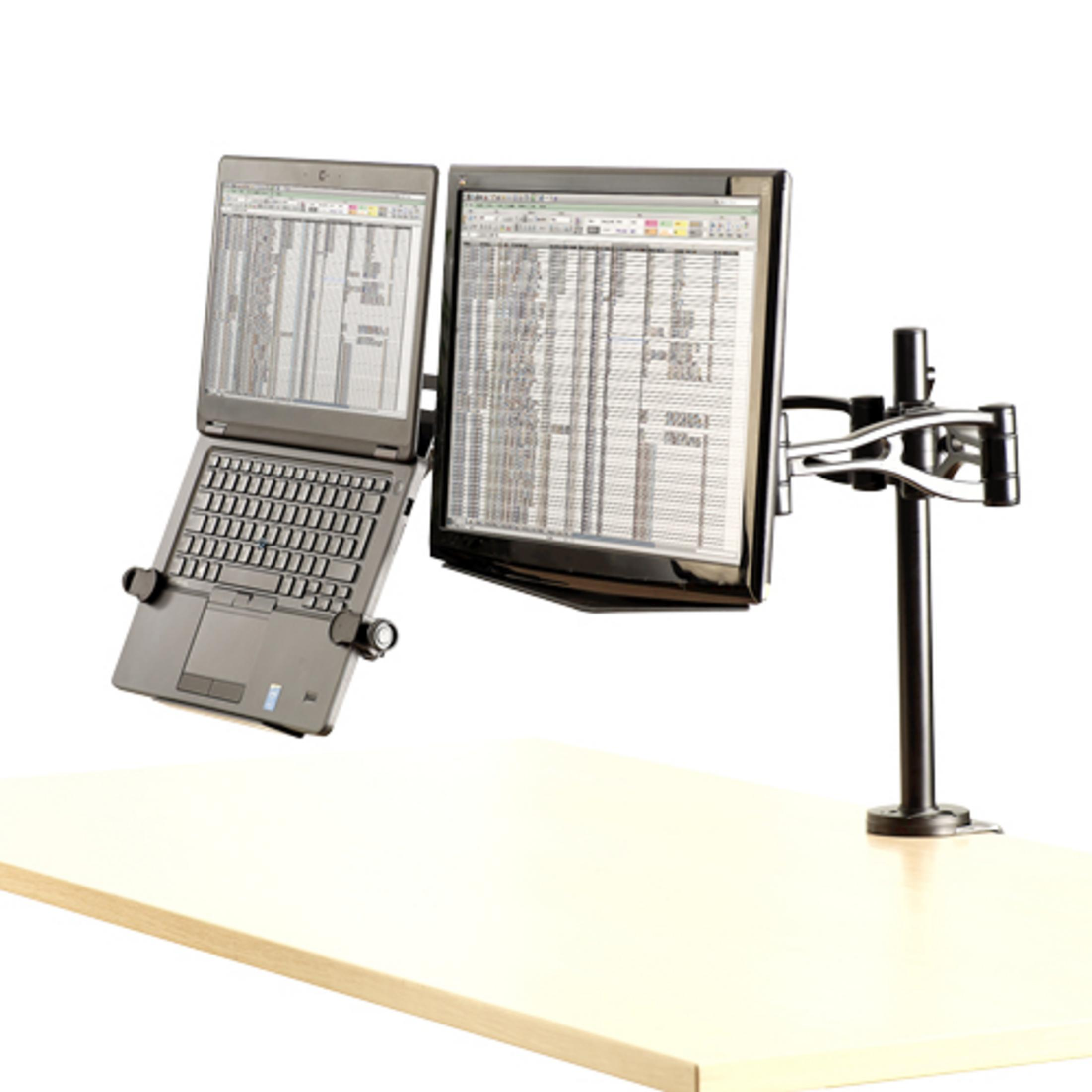 Laptop i zewnętrzny monitor na biurku, zamontowane na elastycznym ramieniu.