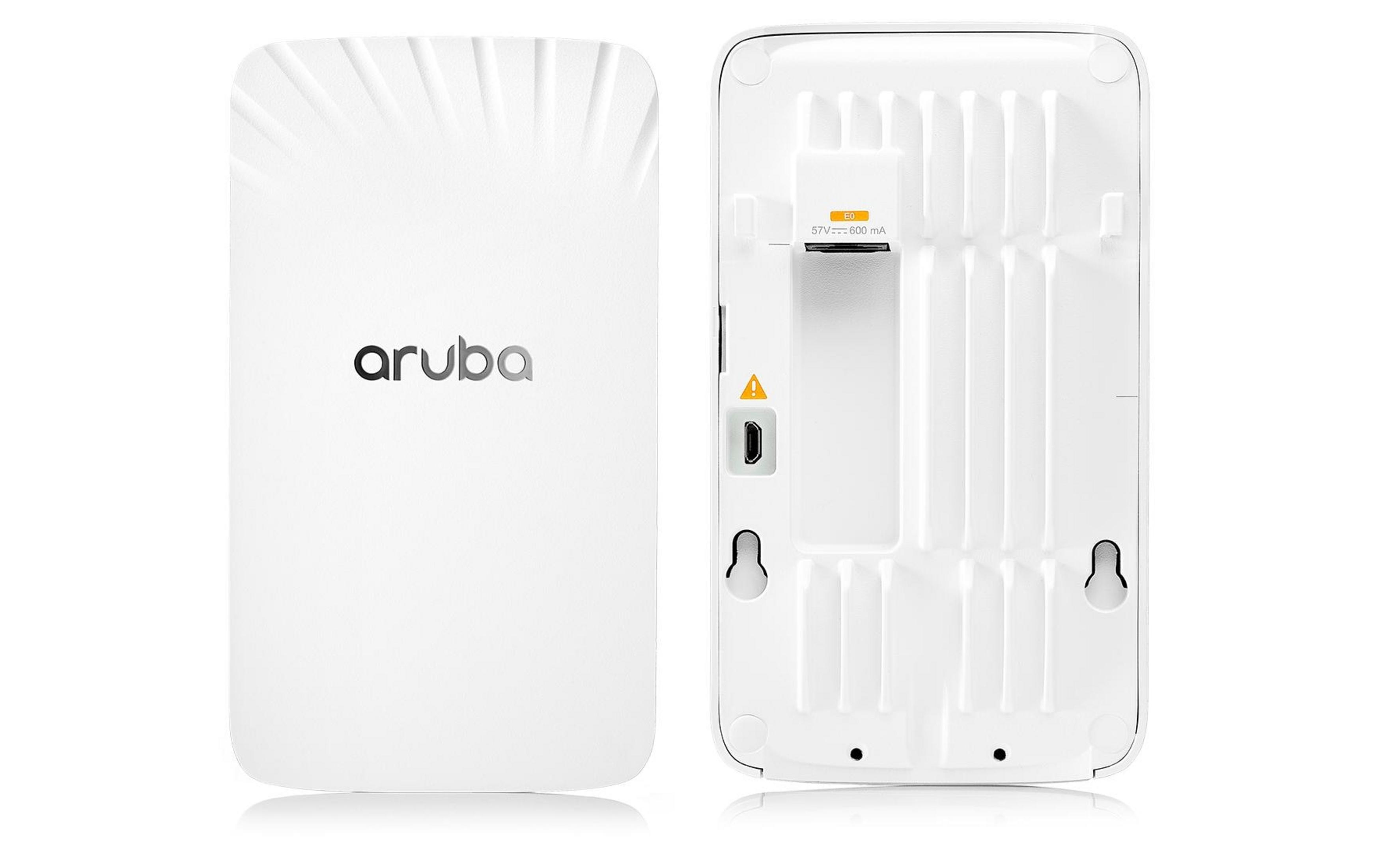 Zwei weiße Aruba-Geräte nebeneinander. Links das Logo, rechts Anschlüsse und Beschriftung.
