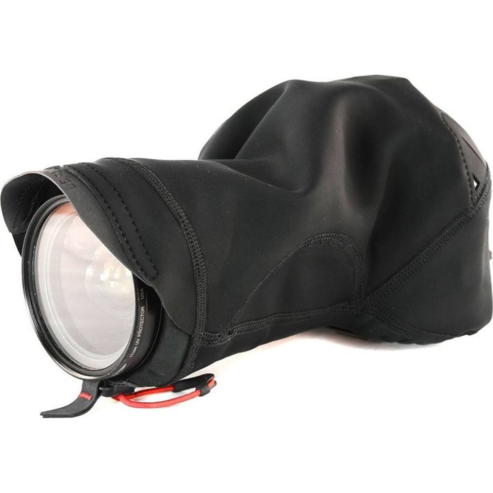 Czarna osłona aparatu chroni obiektyw. Czerwony pasek przymocowany.