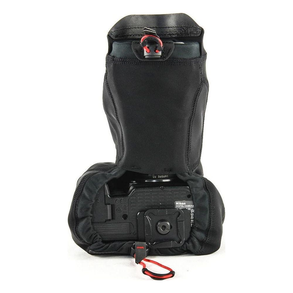 Czarna osłona aparatu chroni cyfrowy aparat Nikon z czerwonym paskiem.