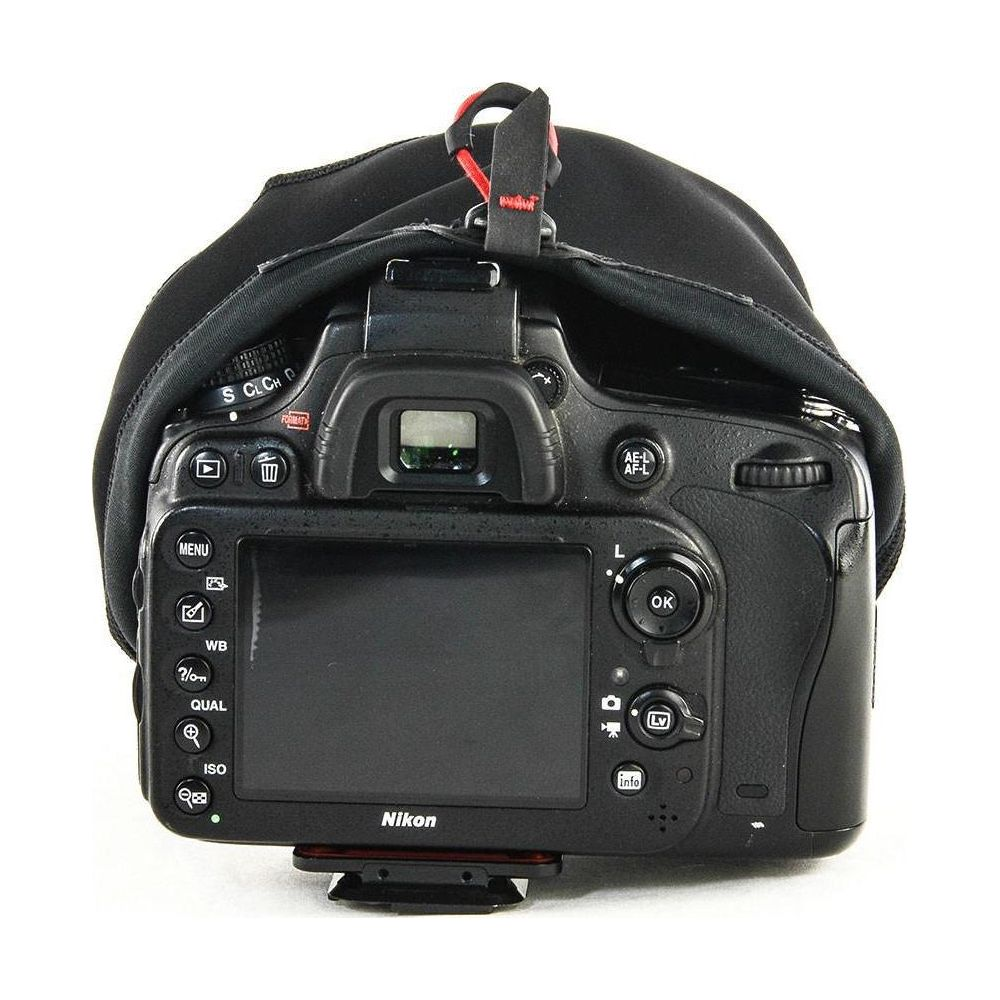 Aparat Nikon DSLR z czarnym pokrowcem, widok z tyłu z przyciskami.