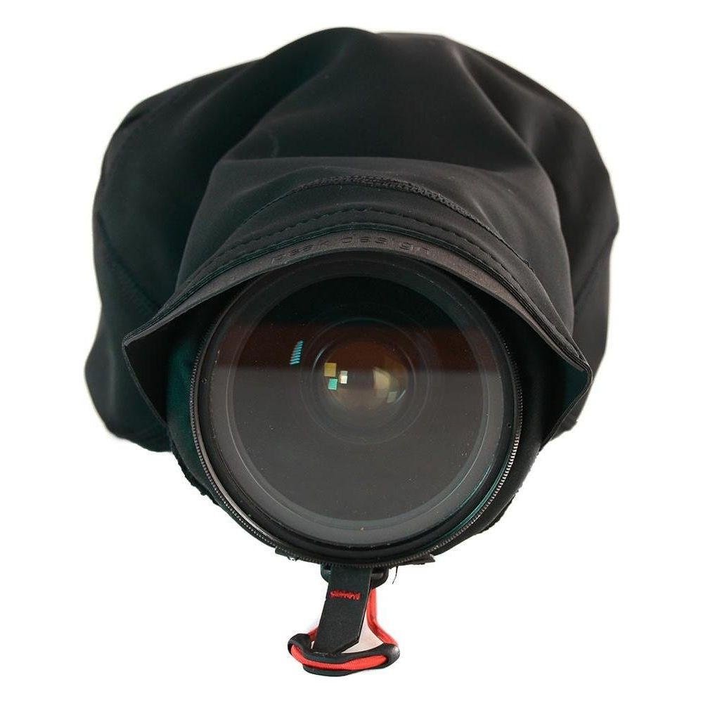 Czarna osłona obiektywu aparatu z czerwonym paskiem na białym tle.