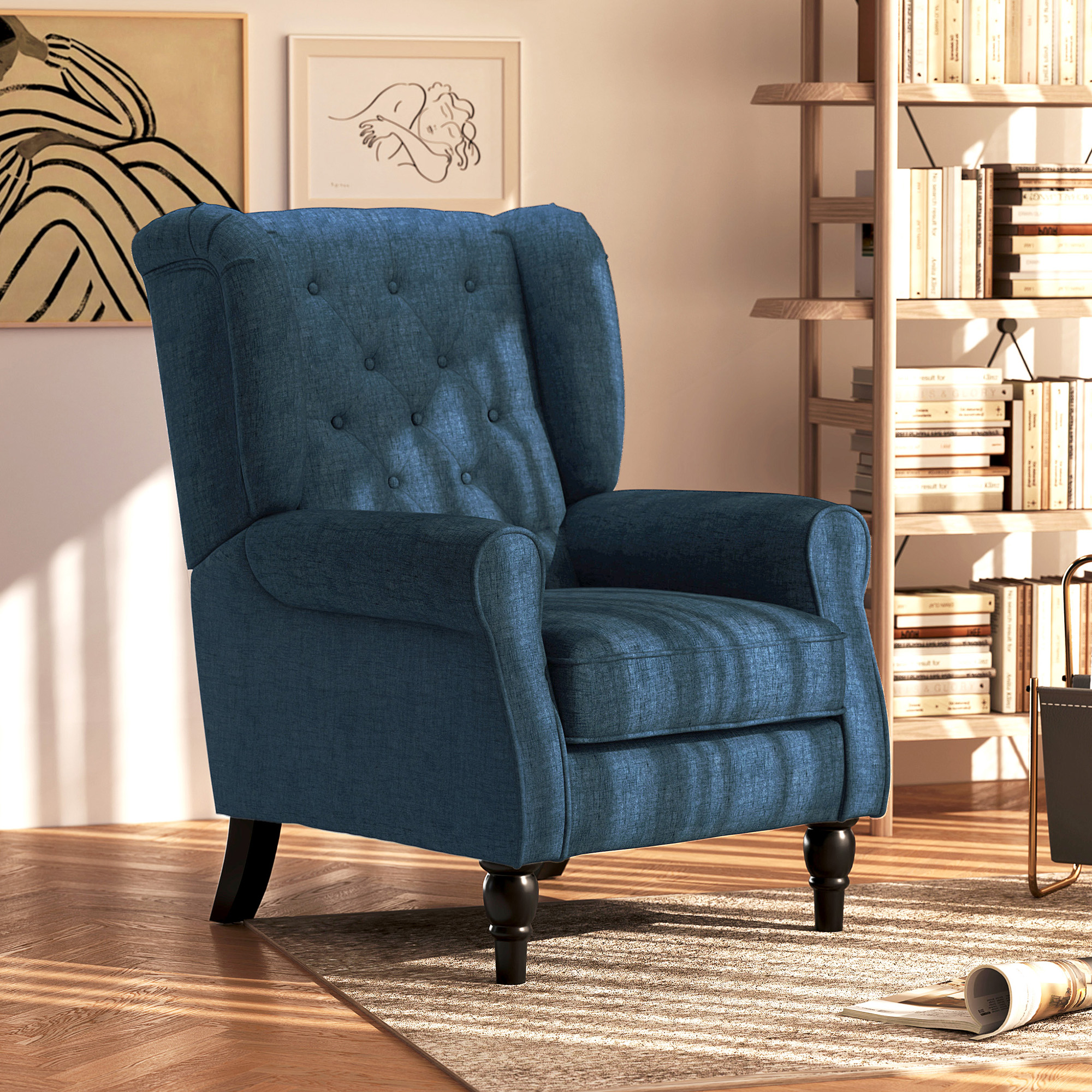 Un sillón reclinable azul abotonado sobre una alfombra, con estantería y arte.