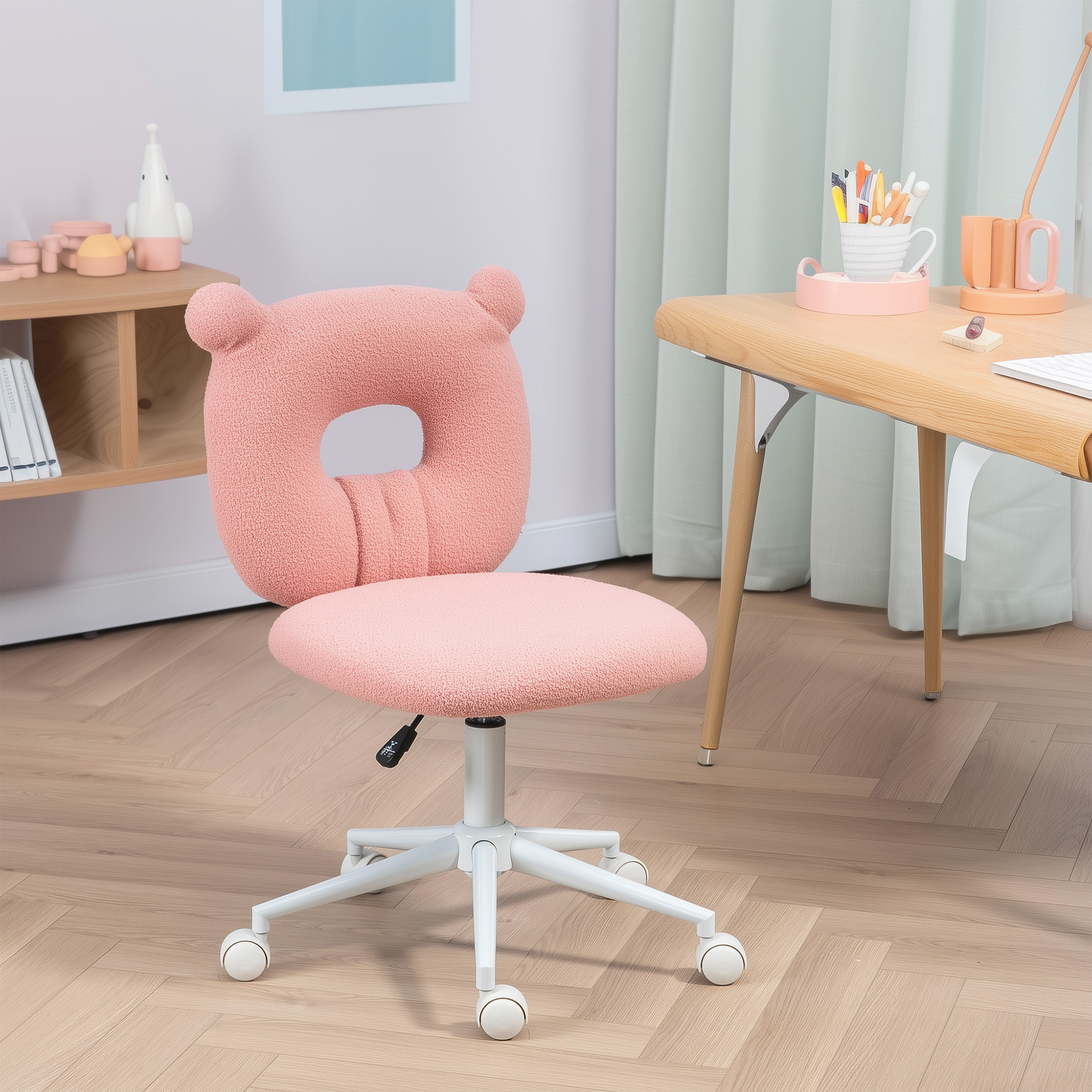 Una silla de escritorio rosa con forma de oreja y ruedas en suelo de madera.