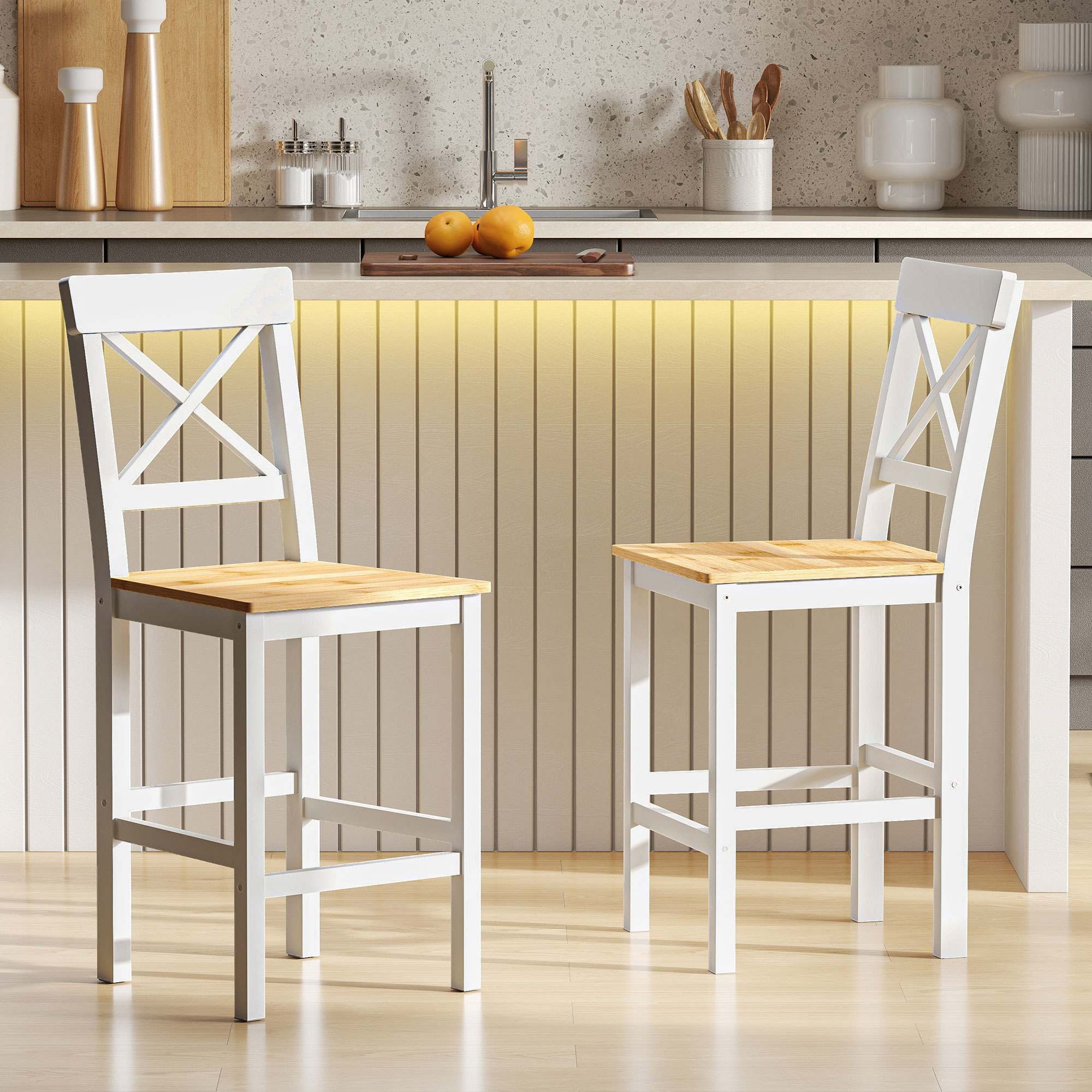 Dos taburetes de bar blancos con asientos de madera frente a una encimera de cocina con naranjas.