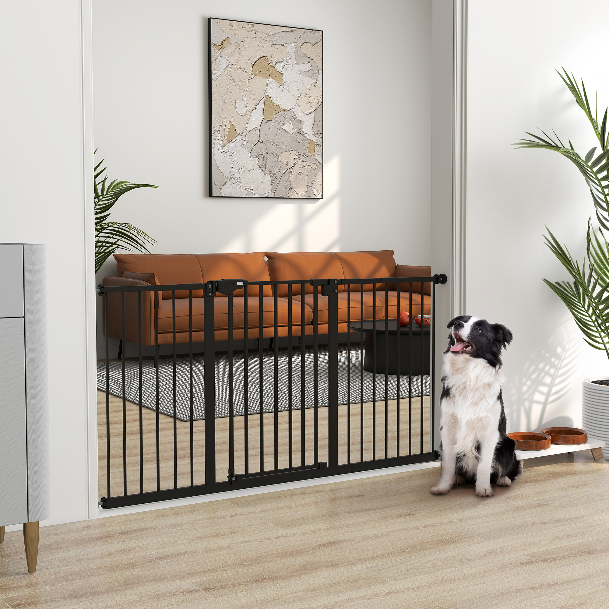 Un border collie se sienta frente a una barrera para bebés negra en una sala de estar.