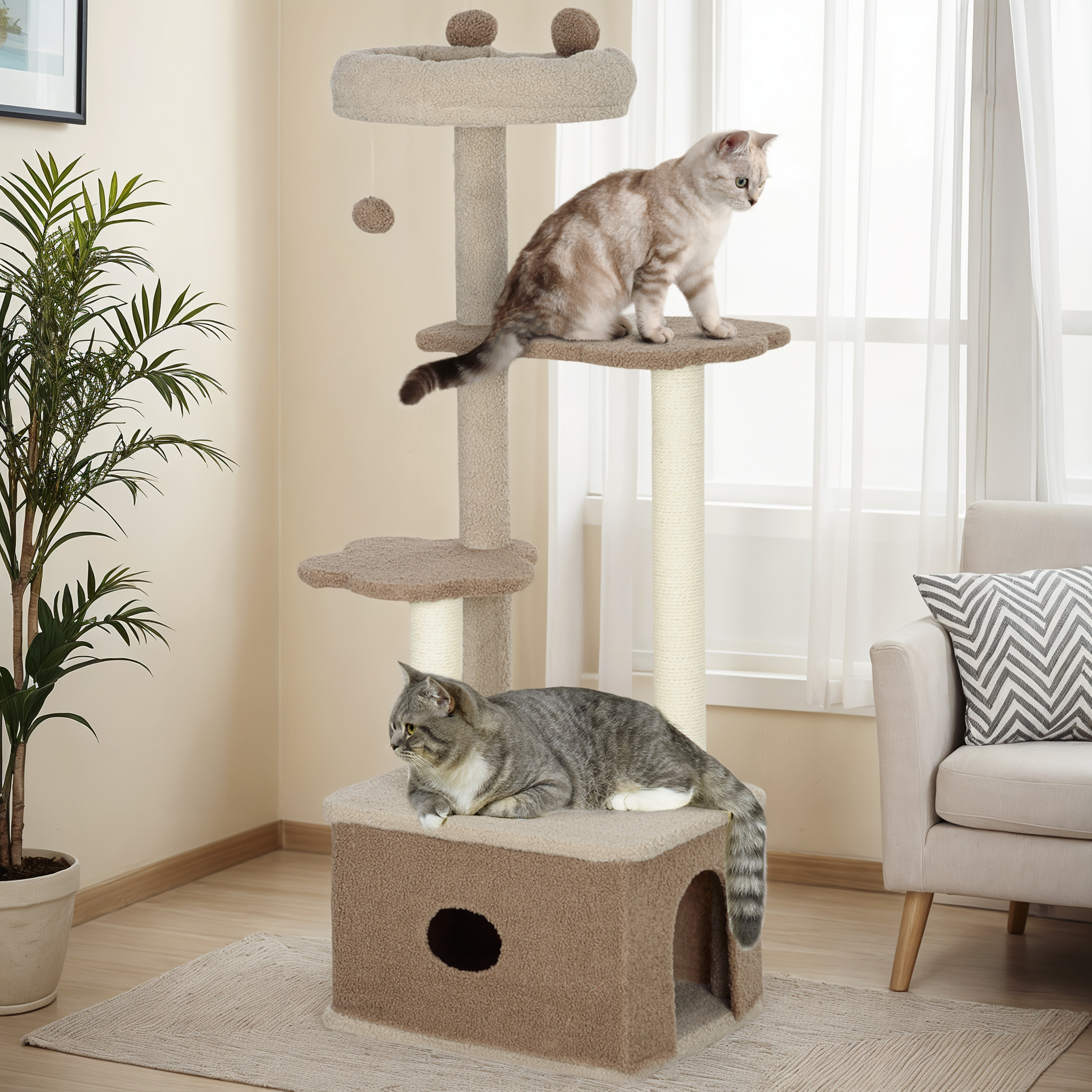 Dos gatos en un árbol rascador en una sala de estar, con sillón y plantas.