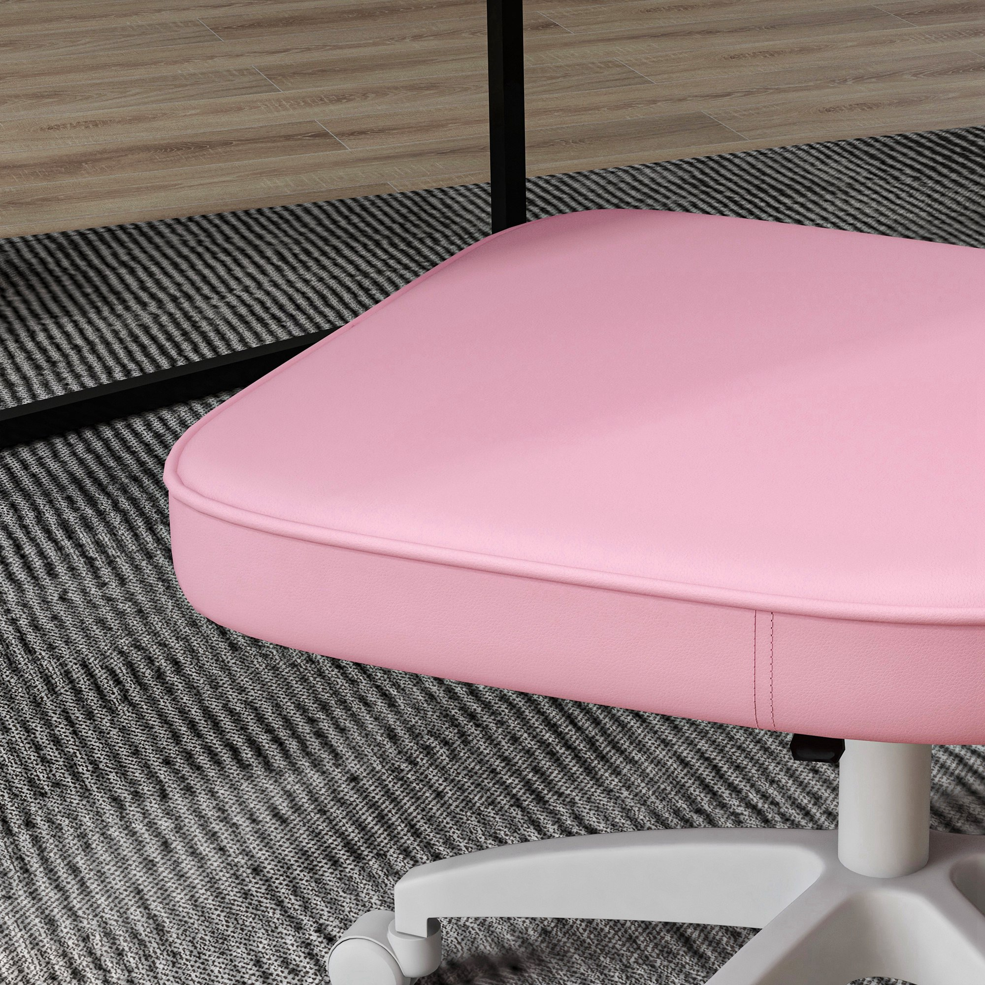 Una silla de oficina rosa con base blanca sobre alfombra estampada.