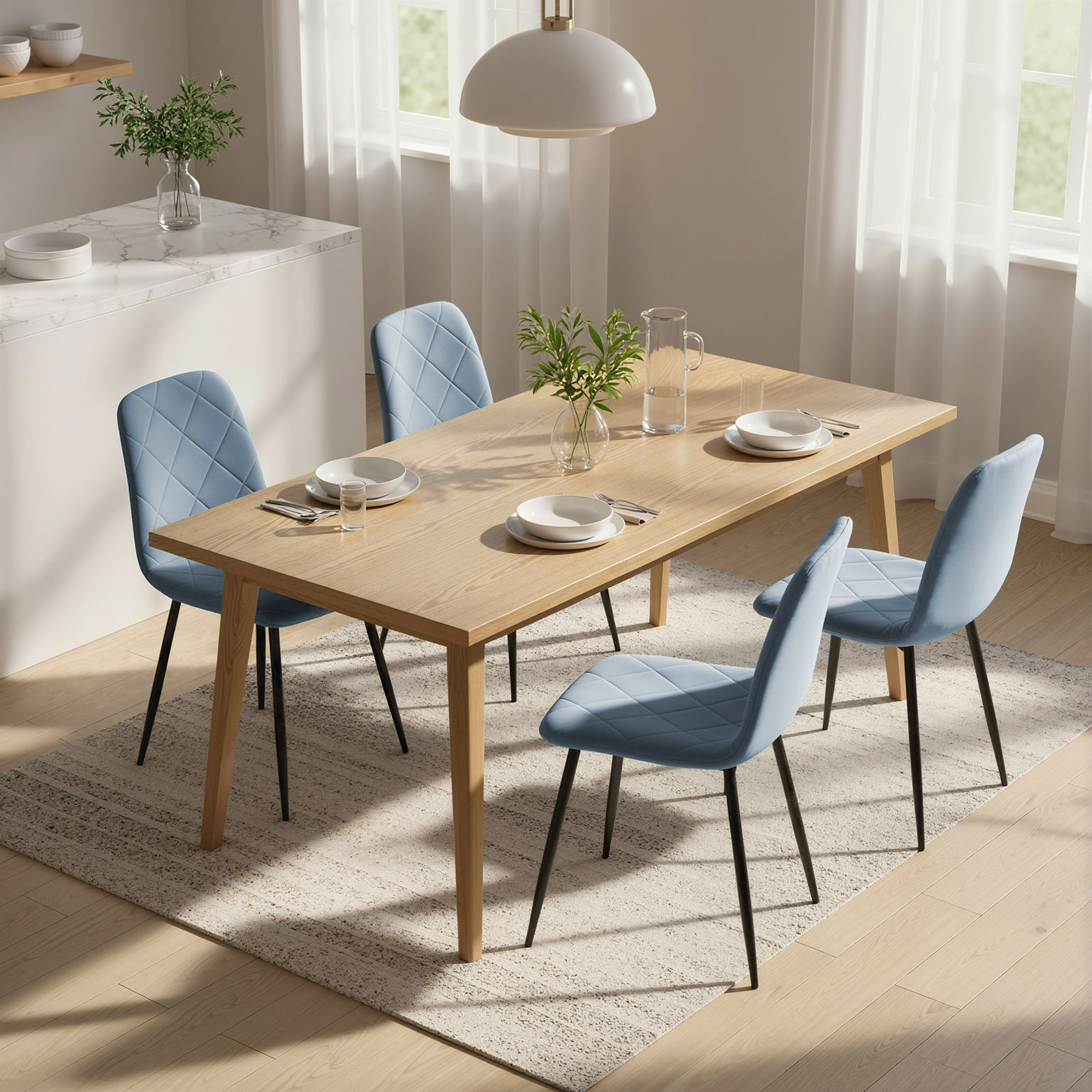 Comedor con mesa de madera, sillas azules, alfombra y ventanas.