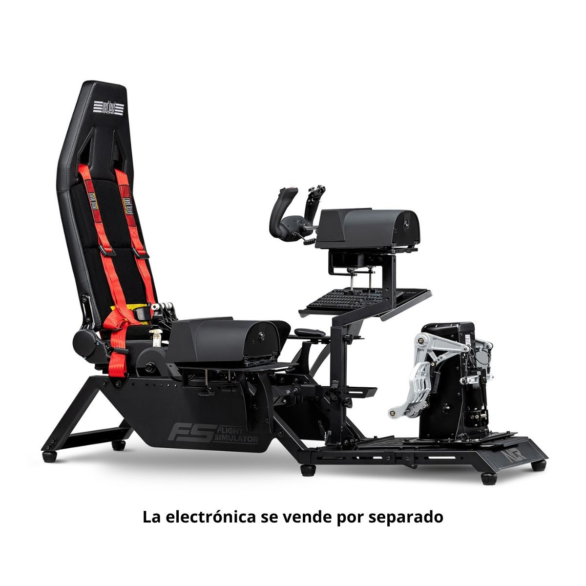 Un asiento de simulador de vuelo negro con correas rojas, joysticks y teclado.